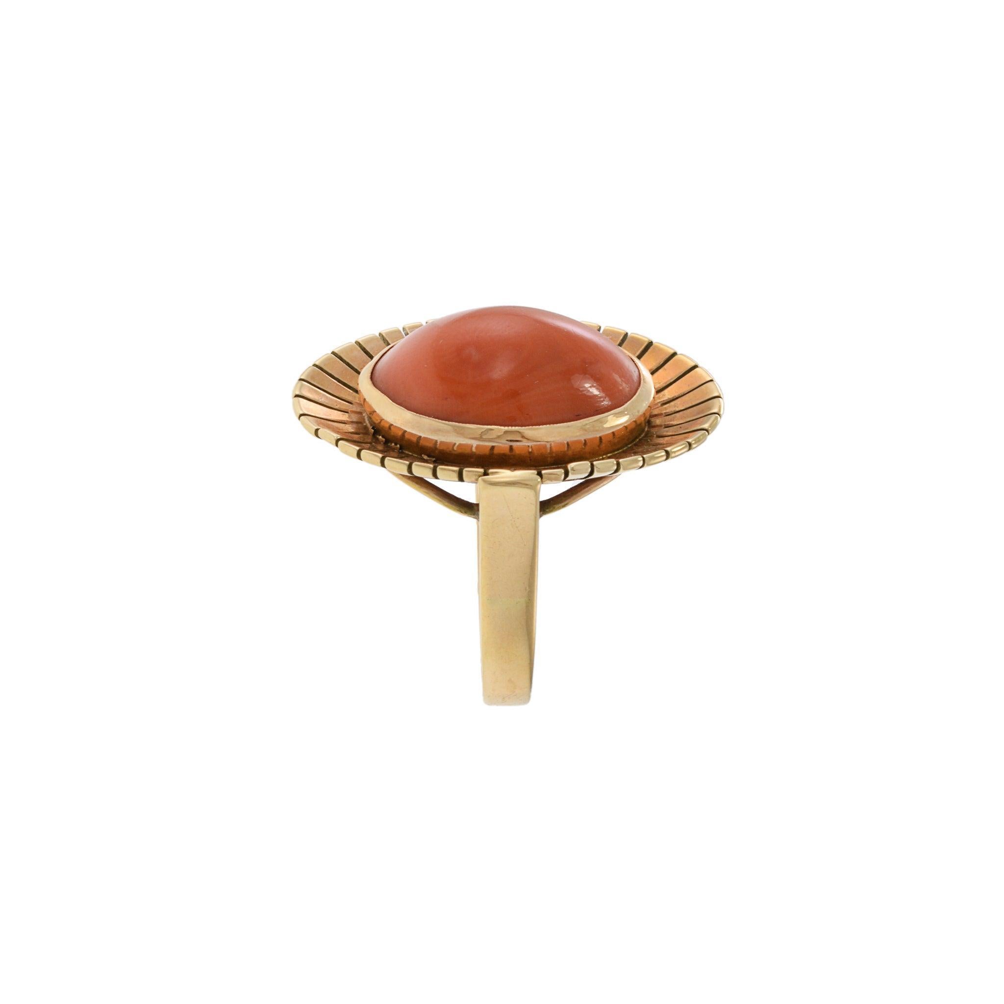 Estate 14KT Gelbgold natürlichen Korallen Cabochon Ring im Zustand „Gut“ im Angebot in New York, NY