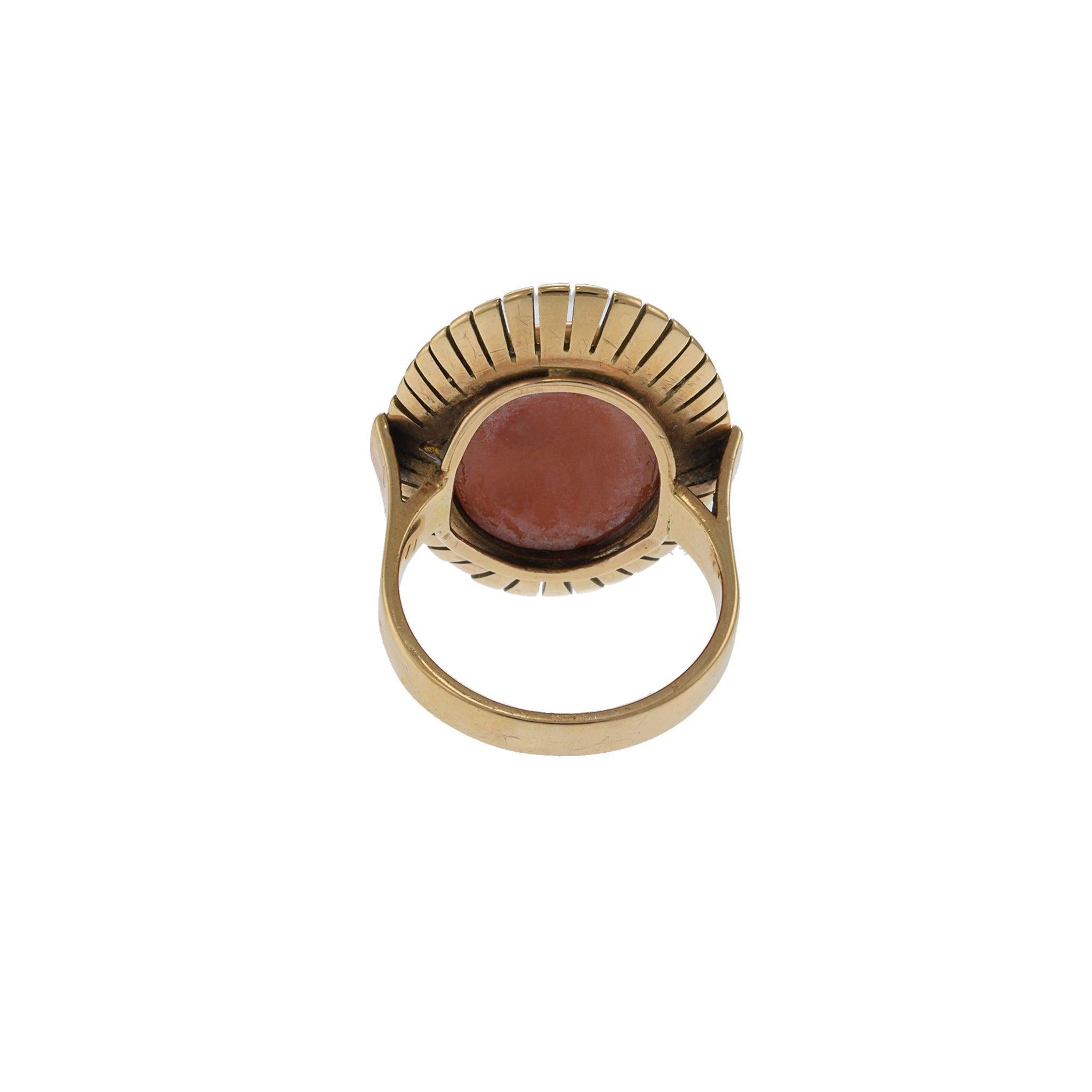 Estate 14KT Gelbgold natürlichen Korallen Cabochon Ring im Angebot 2