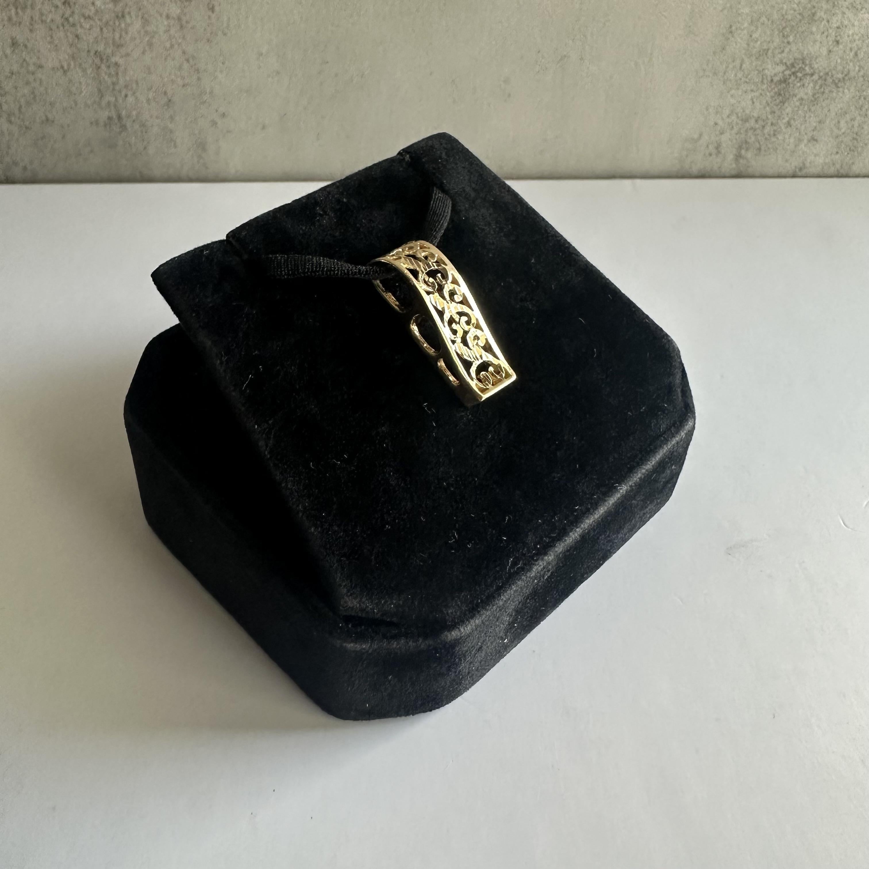 Erweitern Sie Ihre Schmucksammlung mit diesem exquisiten 14k Gelbgold-Anhänger. Mit einem Gewicht von 2,3 Gramm zeigt dieses Stück ein wunderschönes, kompliziertes Design, das jedem Outfit einen Hauch von Eleganz verleiht. Der aus 14-karätigem