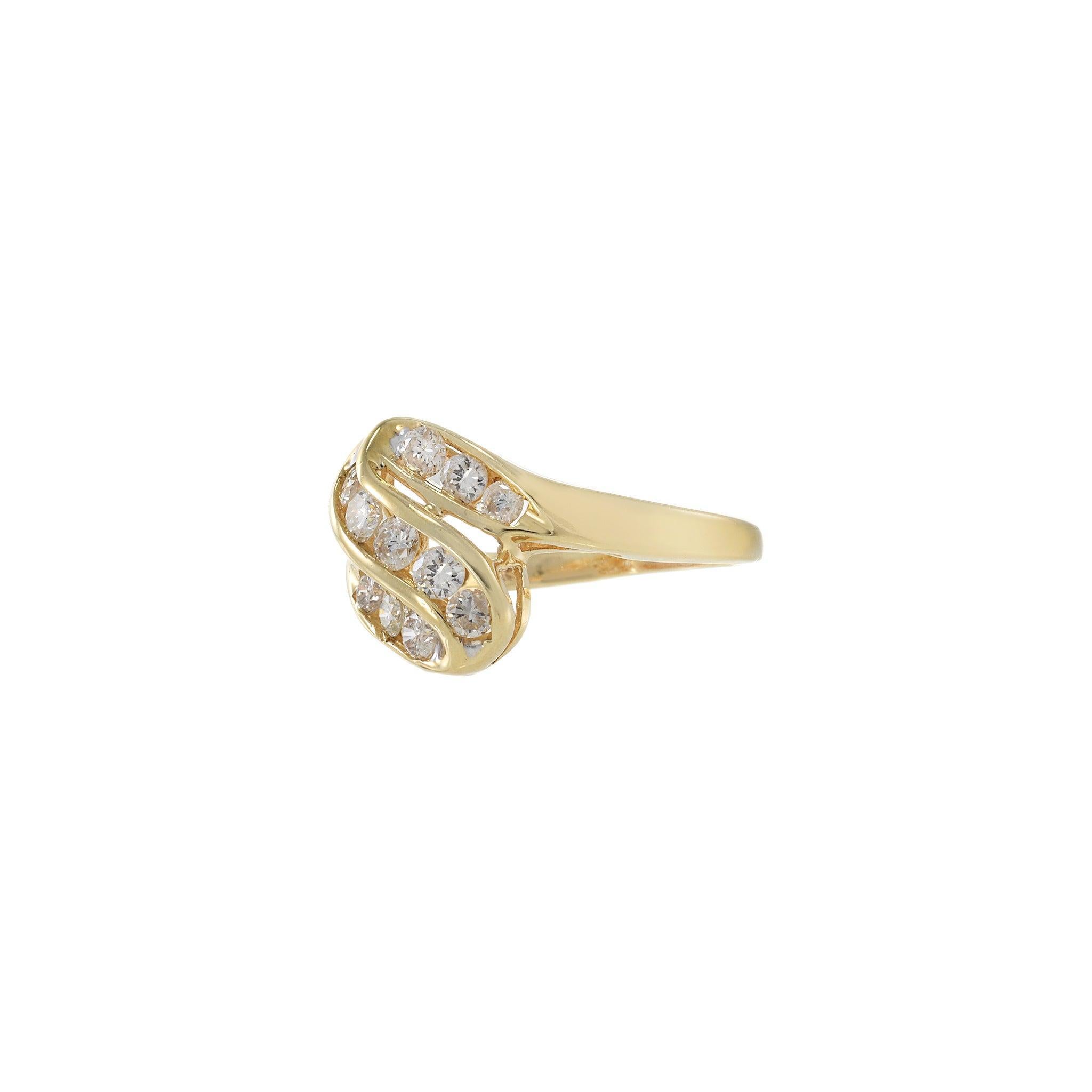 Cette bague de succession vintage associe un design fluide à un éclat quotidien. Réalisé en or jaune 14KT, il présente un tourbillon sculptural serti de 0,75 carats de diamants ronds de taille brillant. Les diamants, de couleur H-I et de pureté I1,