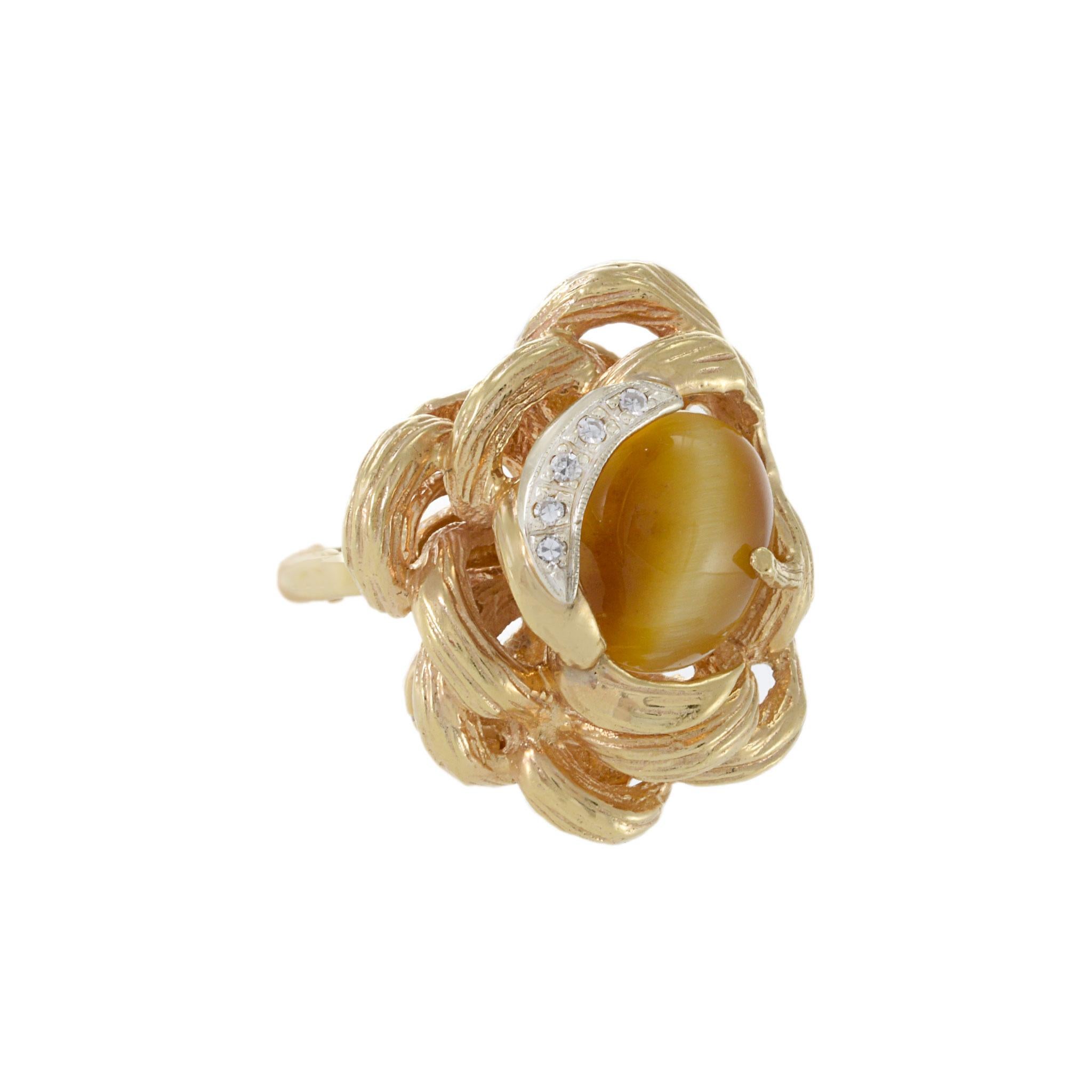 Dalla nostra collezione Estate, un anello in oro giallo 14KT con un occhio di tigre dal taglio ovale e diamanti che abbracciano circa un quarto della pietra. Prezioso oro giallo, diamanti e occhio di tigre si combinano in questo lussuoso anello