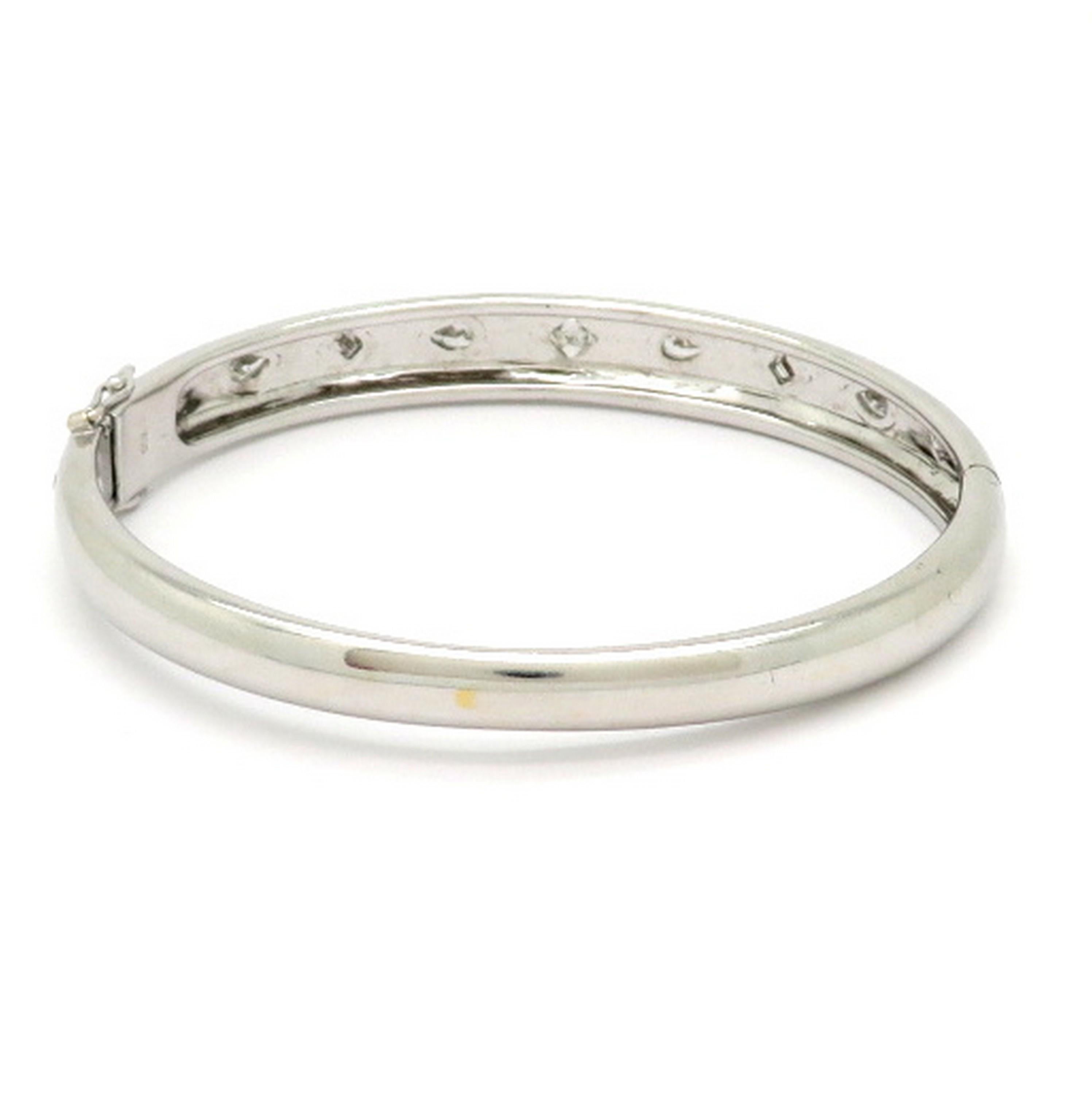 Bracelet jonc de succession en or blanc 18 carats avec diamants de formes multiples de 1,50 carat Excellent état - En vente à Scottsdale, AZ