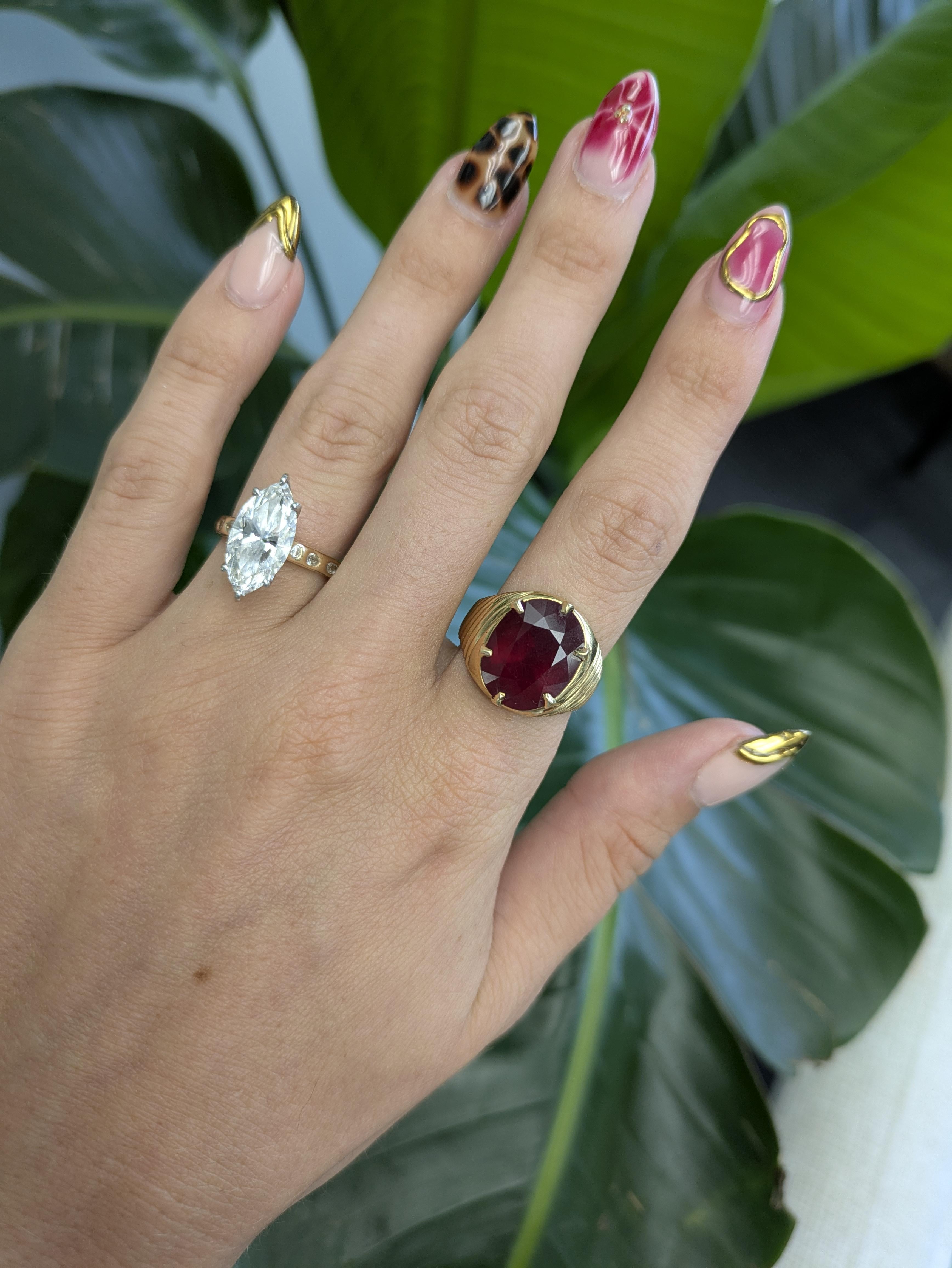 Dieser bemerkenswerte Ring ist mit einem ovalen Rubin von 15,25 Karat aus Madagaskar besetzt, der 15 x 12 mm misst. Eingefasst in luxuriöses 18-karätiges Gold (12,7 g), zieht der sattrote Edelstein mit seiner tiefen Farbe und seinem zeitlosen Charme