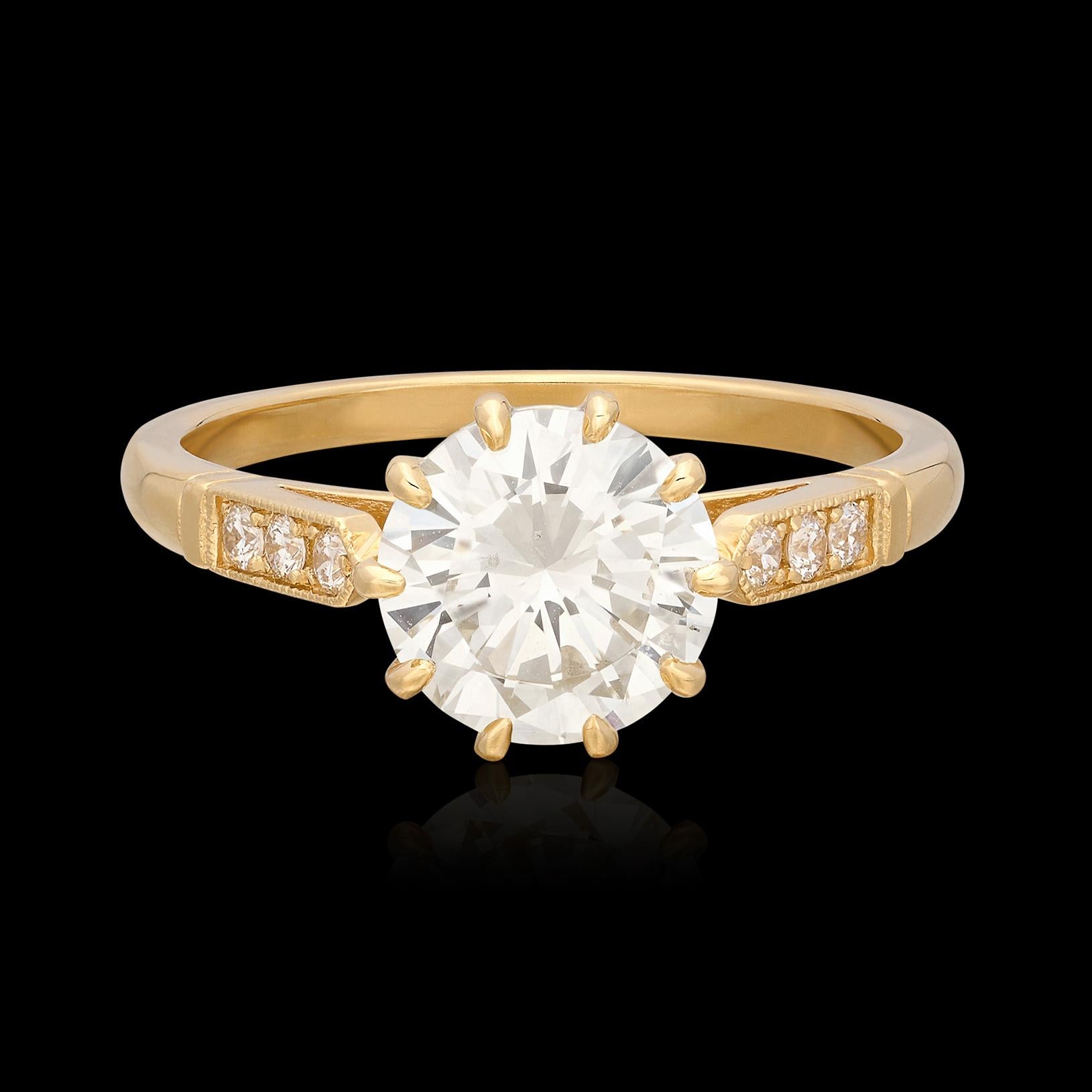 A timeless design with a modern twist and superior sparkle. The 18k yellow gold ring features a 1.66 carat round brilliant-cut diamond (graded K-L/VS), set in 10 prongs for a unique look. The shoulders are set with six additional diamonds for a