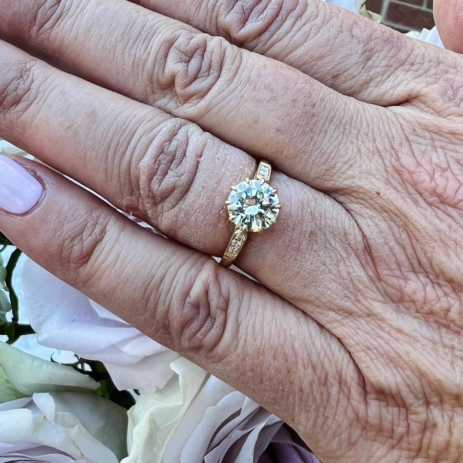 Estate 1.66-cts, Diamond & Gold Engagement Ring In New Condition In San Francisco, CA