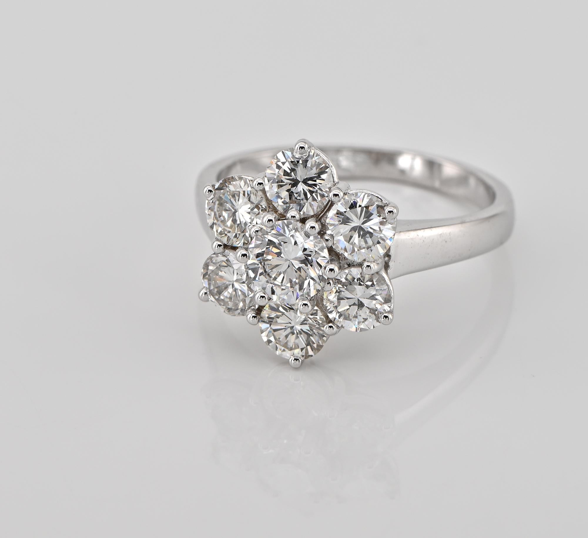 Estate 1.70 CT G VS Diamond Flower Cluster Ring 18 KT In Excellent Condition For Sale In Napoli, IT