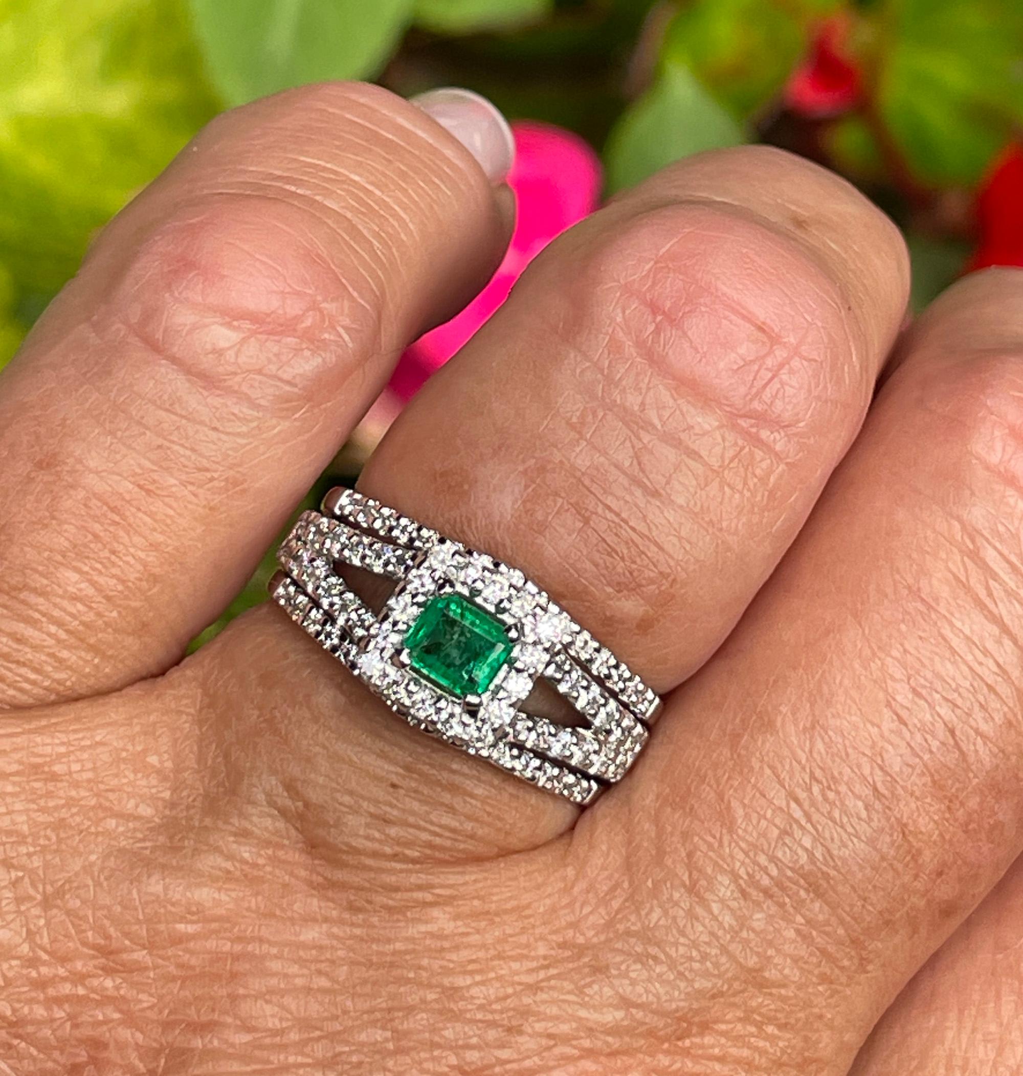 Bague à trois anneaux en or vert et émeraude naturelle de 1,70 carat et diamants de Heizberg en vente 4