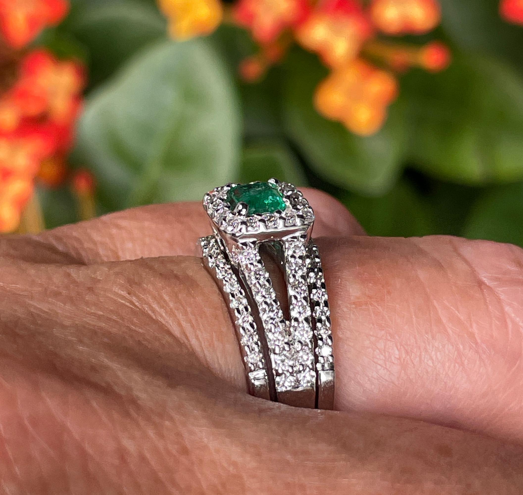 Bague à trois anneaux en or vert et émeraude naturelle de 1,70 carat et diamants de Heizberg en vente 7
