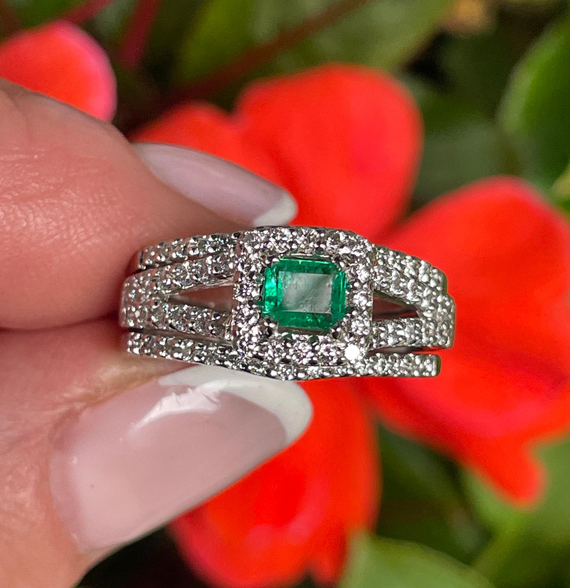 Bague à trois anneaux en or vert et émeraude naturelle de 1,70 carat et diamants de Heizberg en vente 9