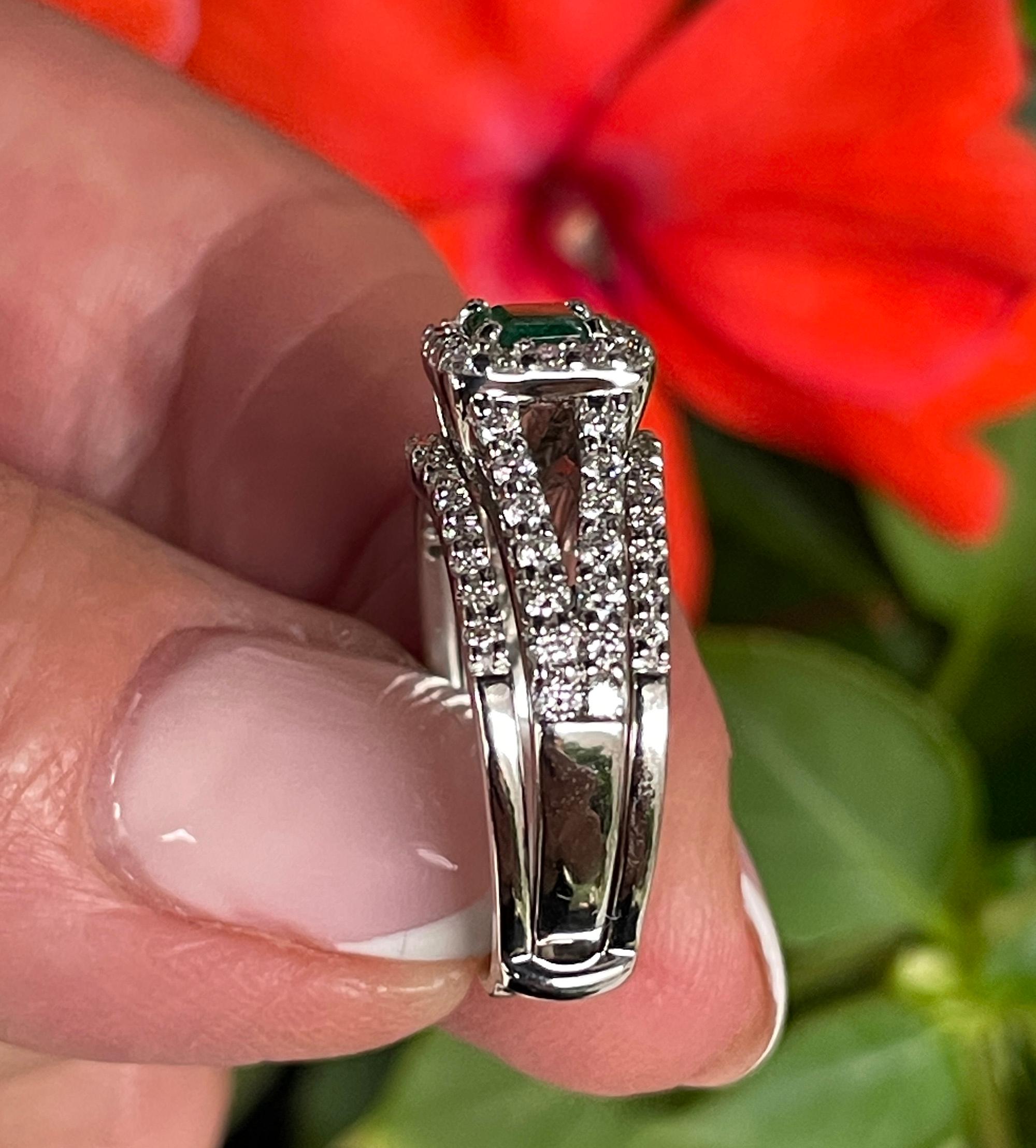 Bague à trois anneaux en or vert et émeraude naturelle de 1,70 carat et diamants de Heizberg en vente 11