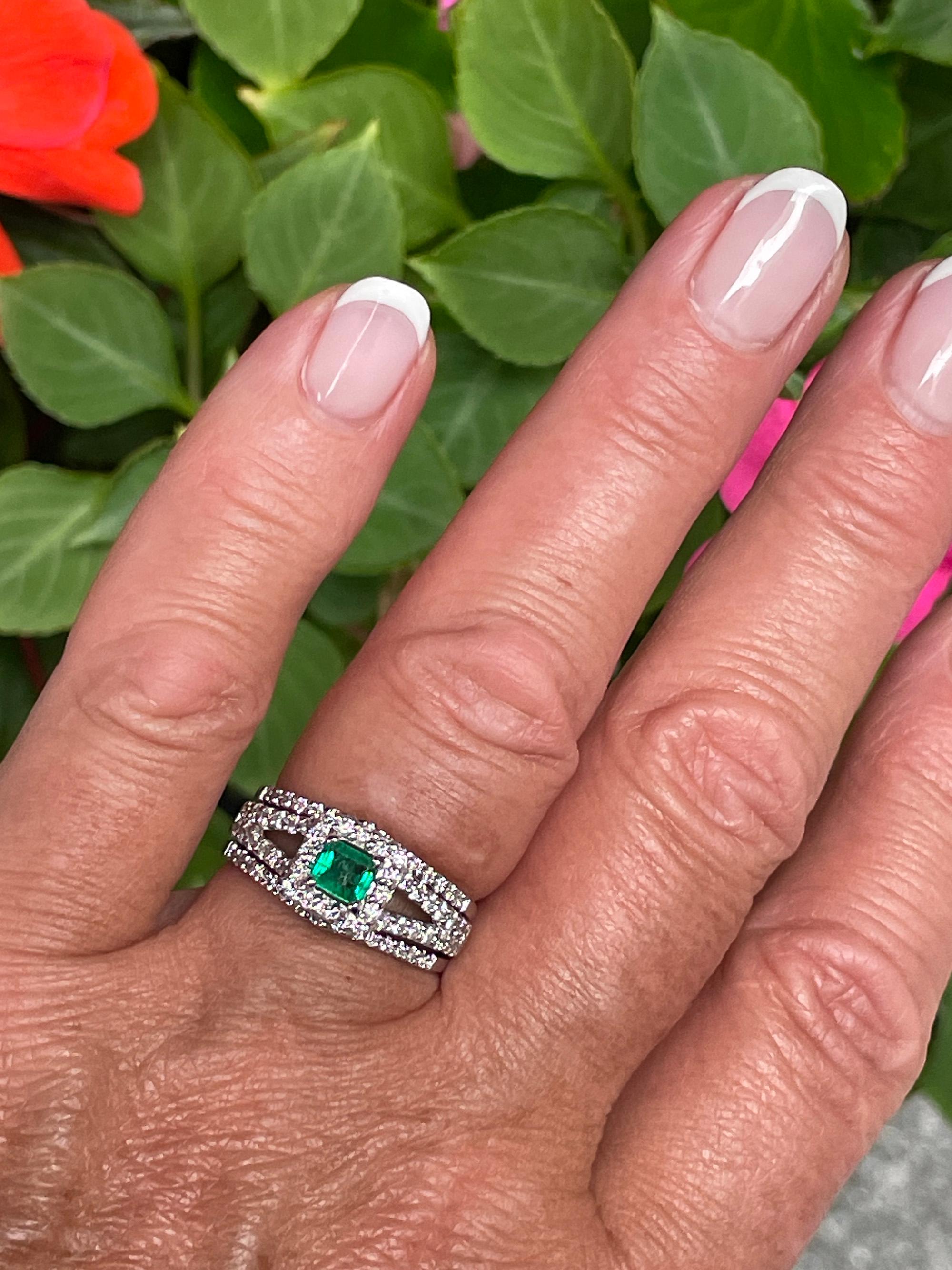 Bague à trois anneaux en or vert et émeraude naturelle de 1,70 carat et diamants de Heizberg en vente 12