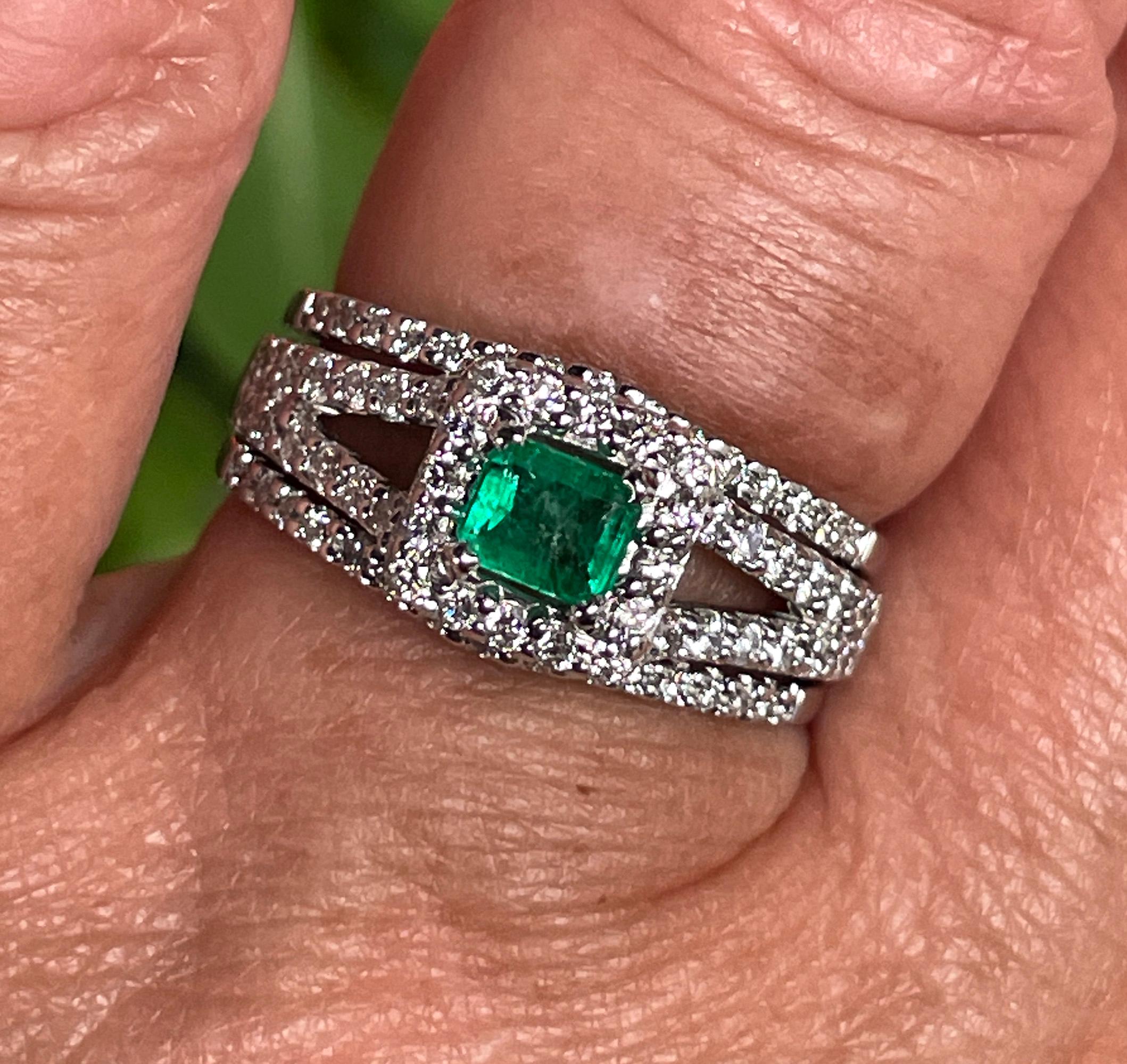 Bague à trois anneaux en or vert et émeraude naturelle de 1,70 carat et diamants de Heizberg en vente 13