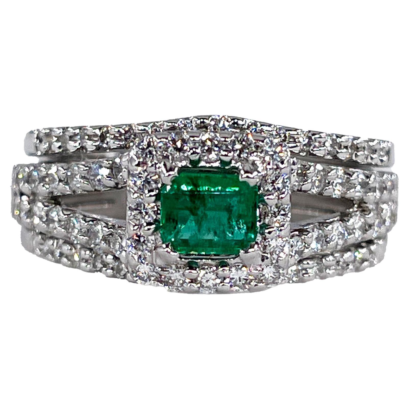 Bague à trois anneaux en or vert et émeraude naturelle de 1,70 carat et diamants de Heizberg en vente