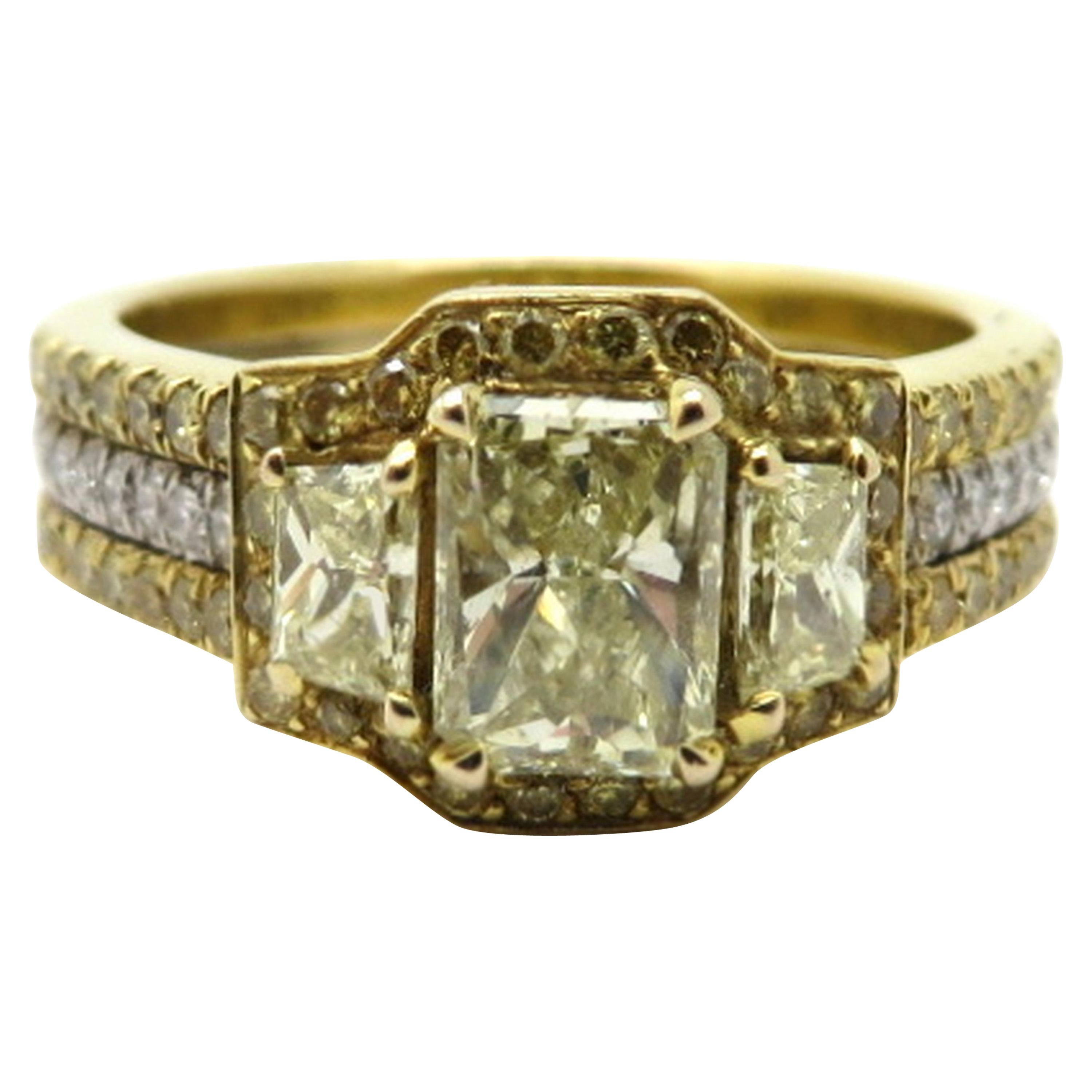 Nachlassring aus 18 Karat zweifarbigem Gold mit gelbem Diamant im Strahlenschliff und Trapezförmigem Ring im Angebot
