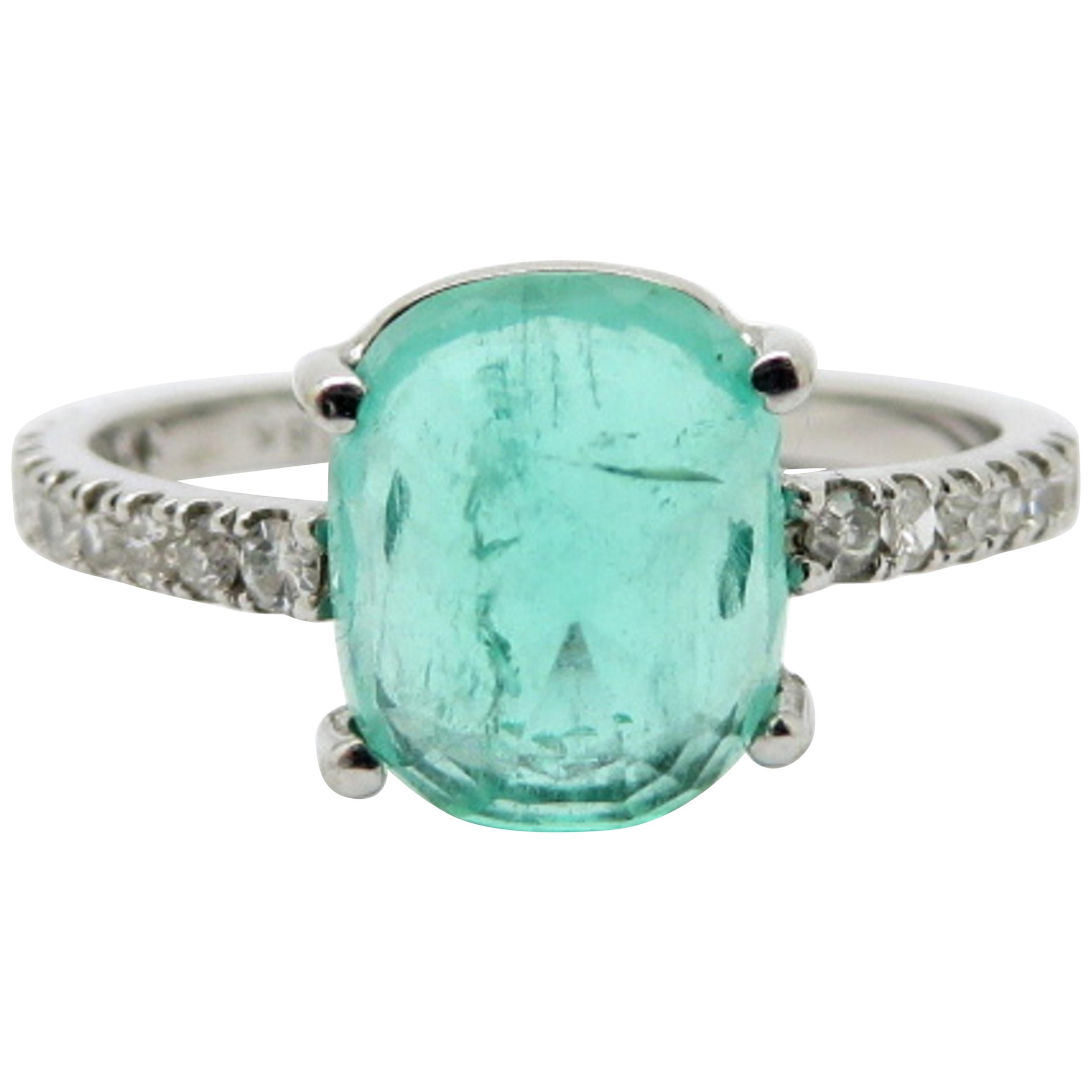Bague de succession en or blanc 18 carats avec émeraude de Colombie de 2,64 carats et diamants en vente