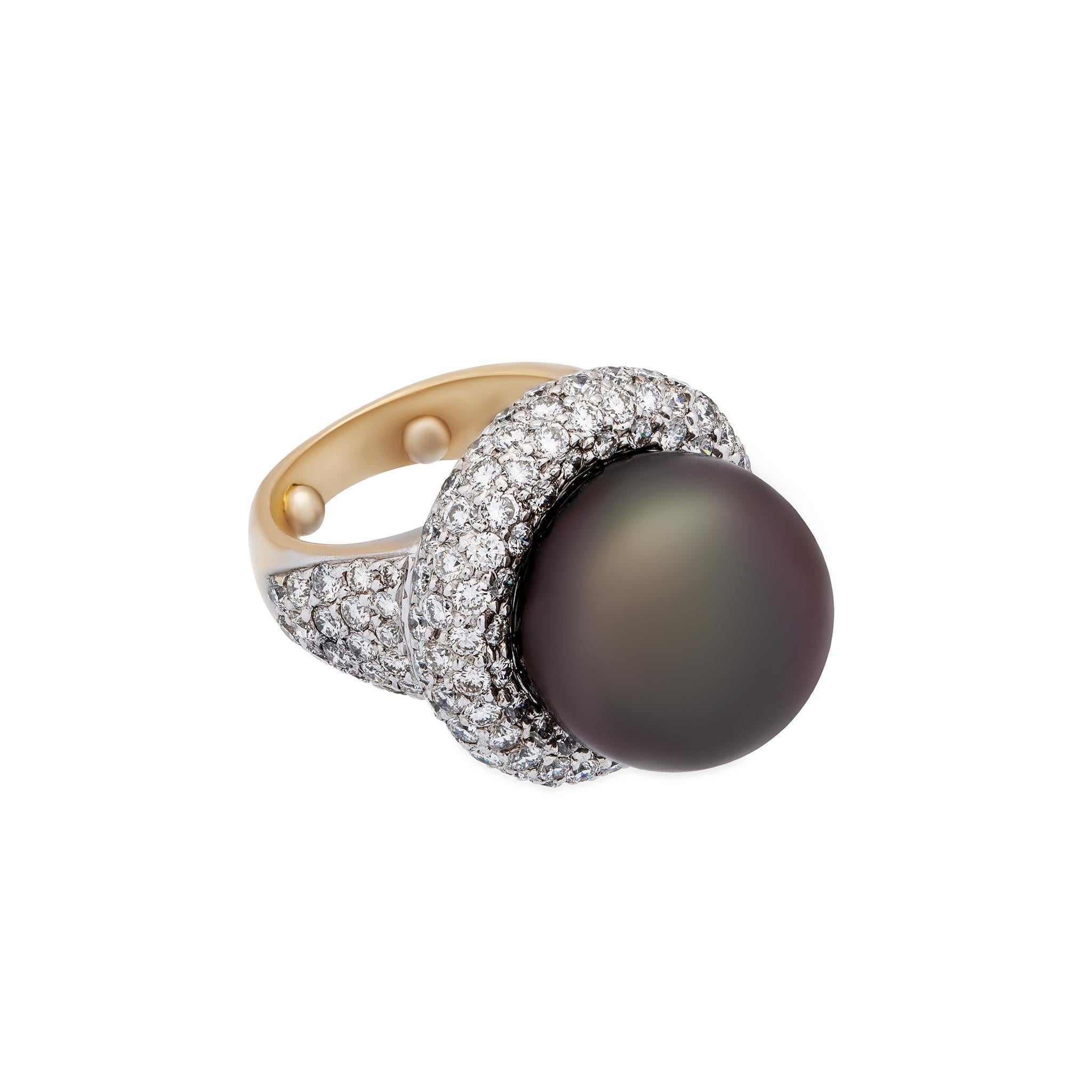 Estate 18 Karat White Gold Black Pearl and Diamond Ring In Excellent Condition In New York, NY