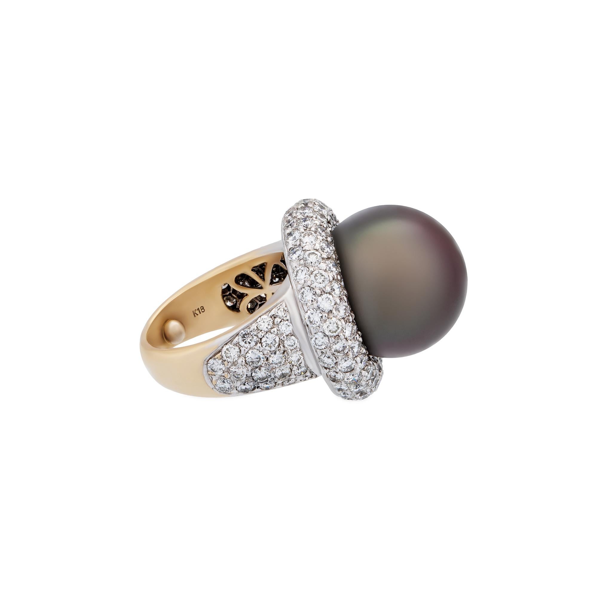 Women's or Men's Estate 18 Karat White Gold Black Pearl and Diamond Ring
