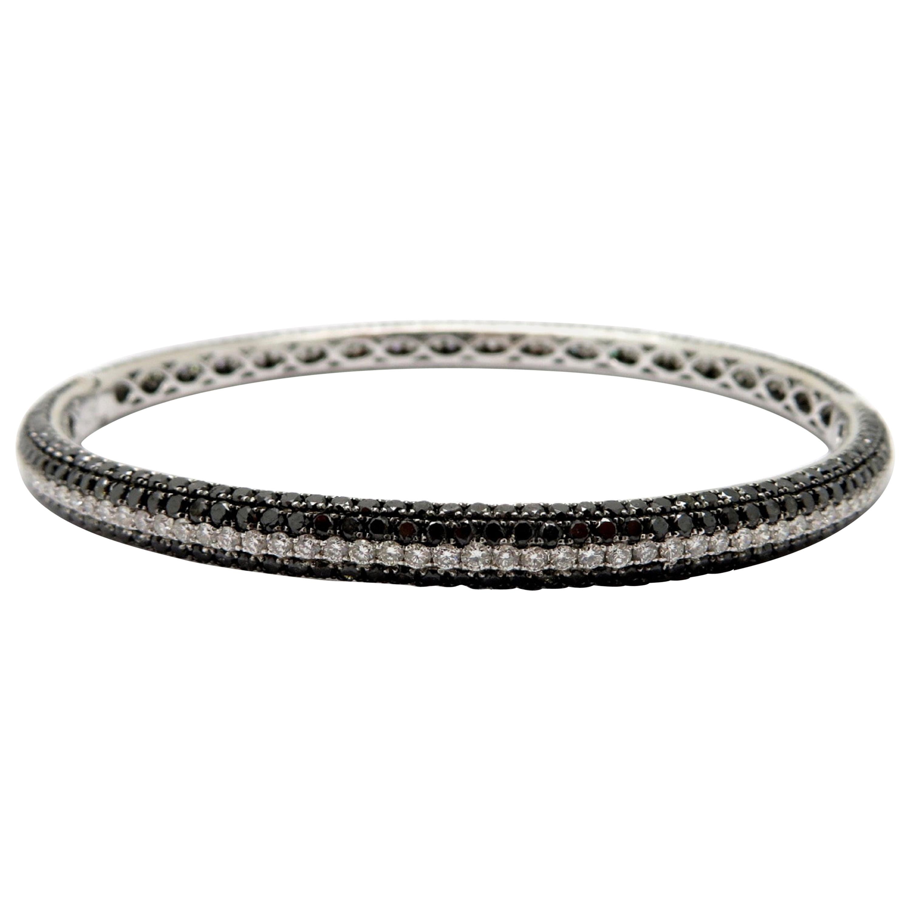 Pulsera brazalete de oro blanco de 18 quilates con diamantes blancos y negros redondos pavé