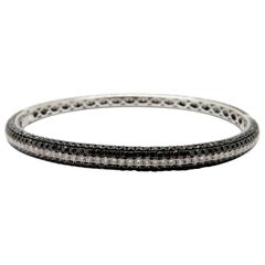 Pulsera brazalete de oro blanco de 18 quilates con diamantes blancos y negros redondos pavé