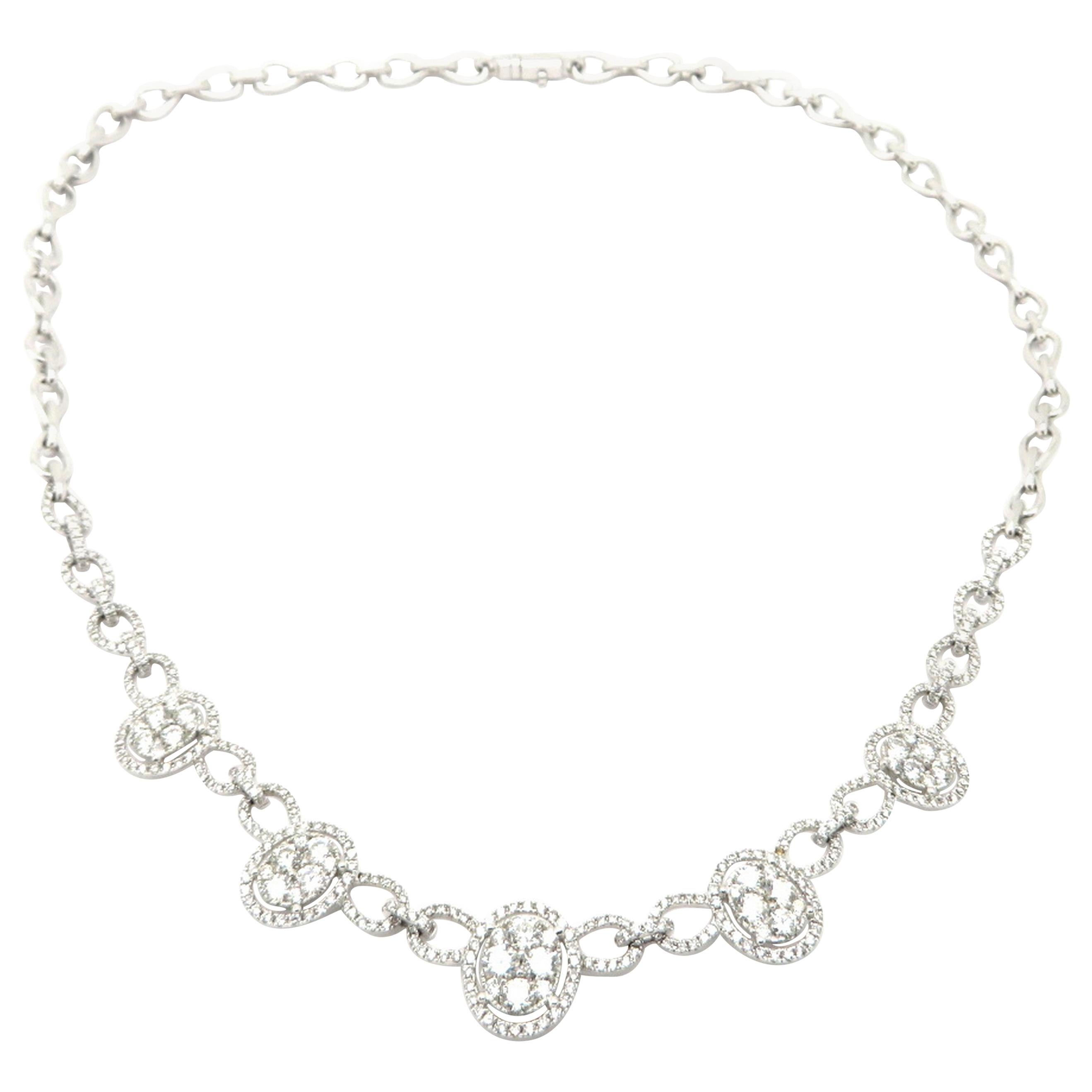 Collier fantaisie en or blanc 18 carats avec halo de diamants ronds (succession)