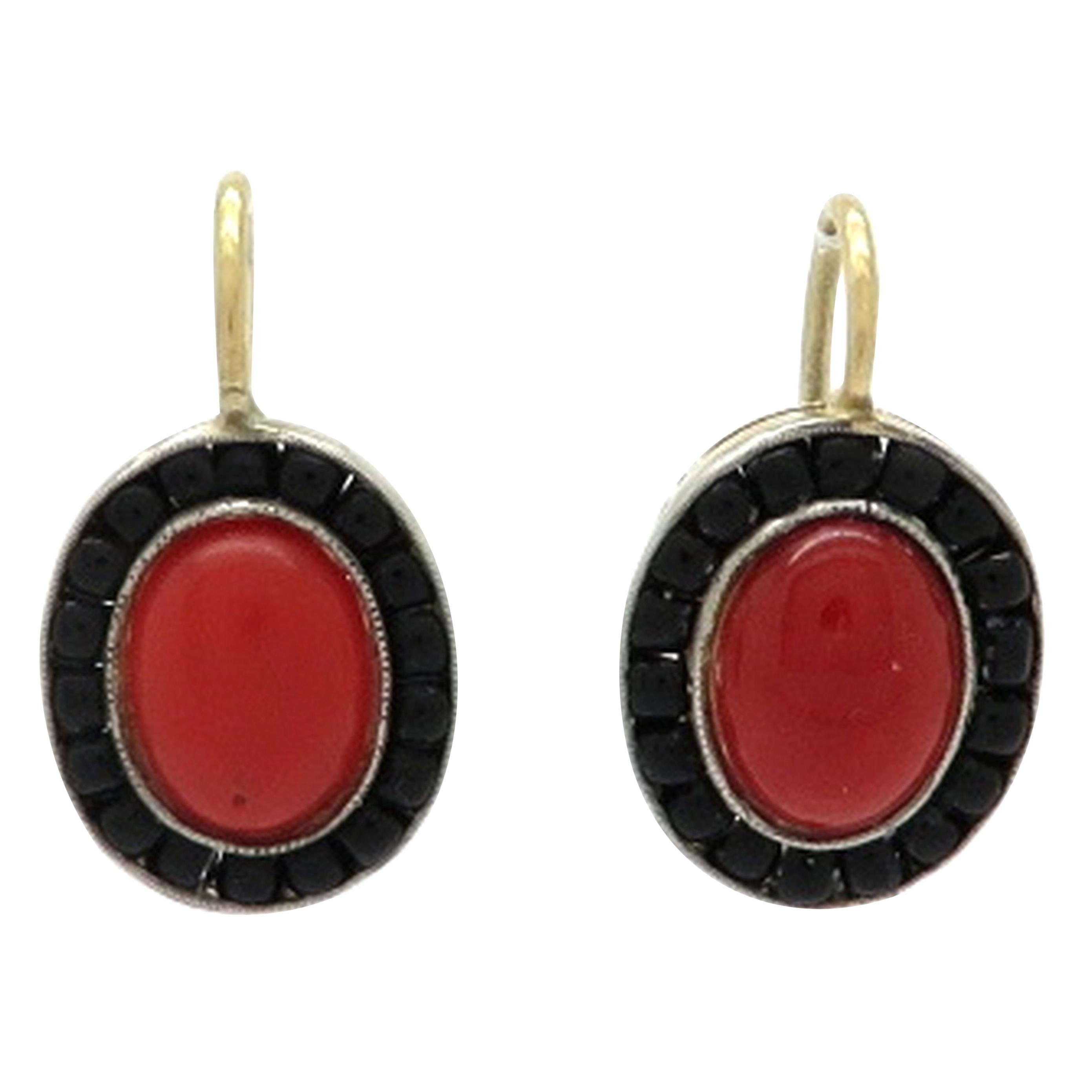 Estate 18 Karat Yellow Gold 1950s Coral and Onyx Dangle Earrings For Sale