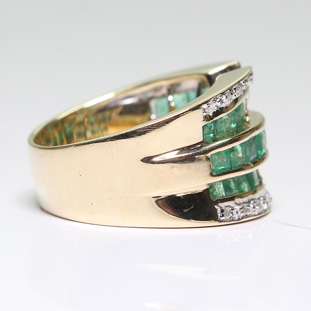 Estate 18 Karat Yellow Gold Diamond Emerald Ring In Excellent Condition In Miami, FL