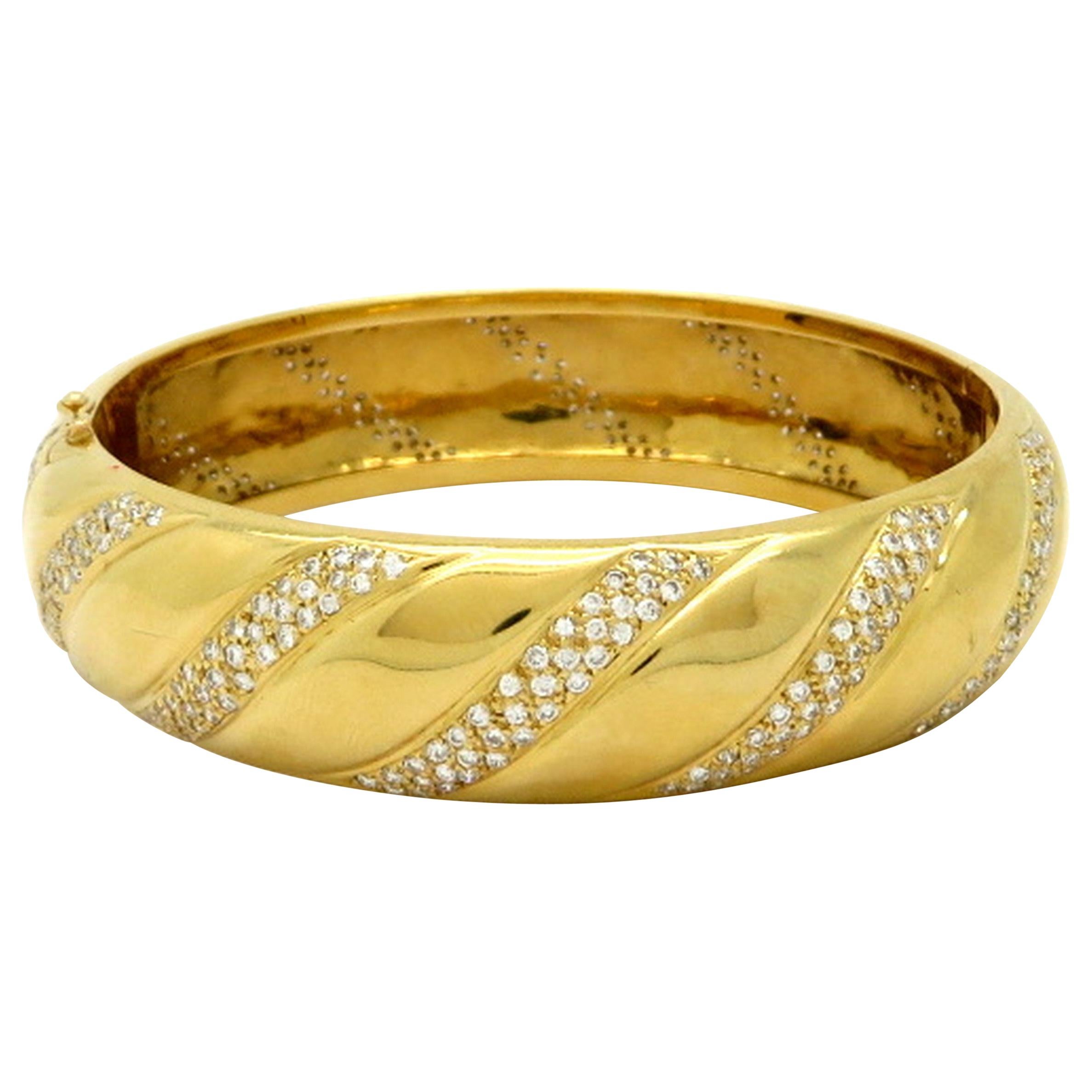 Estate 18 Karat Yellow Gold Round Diamond Twist Swirl Bangle Fashion Bracelet For Sale