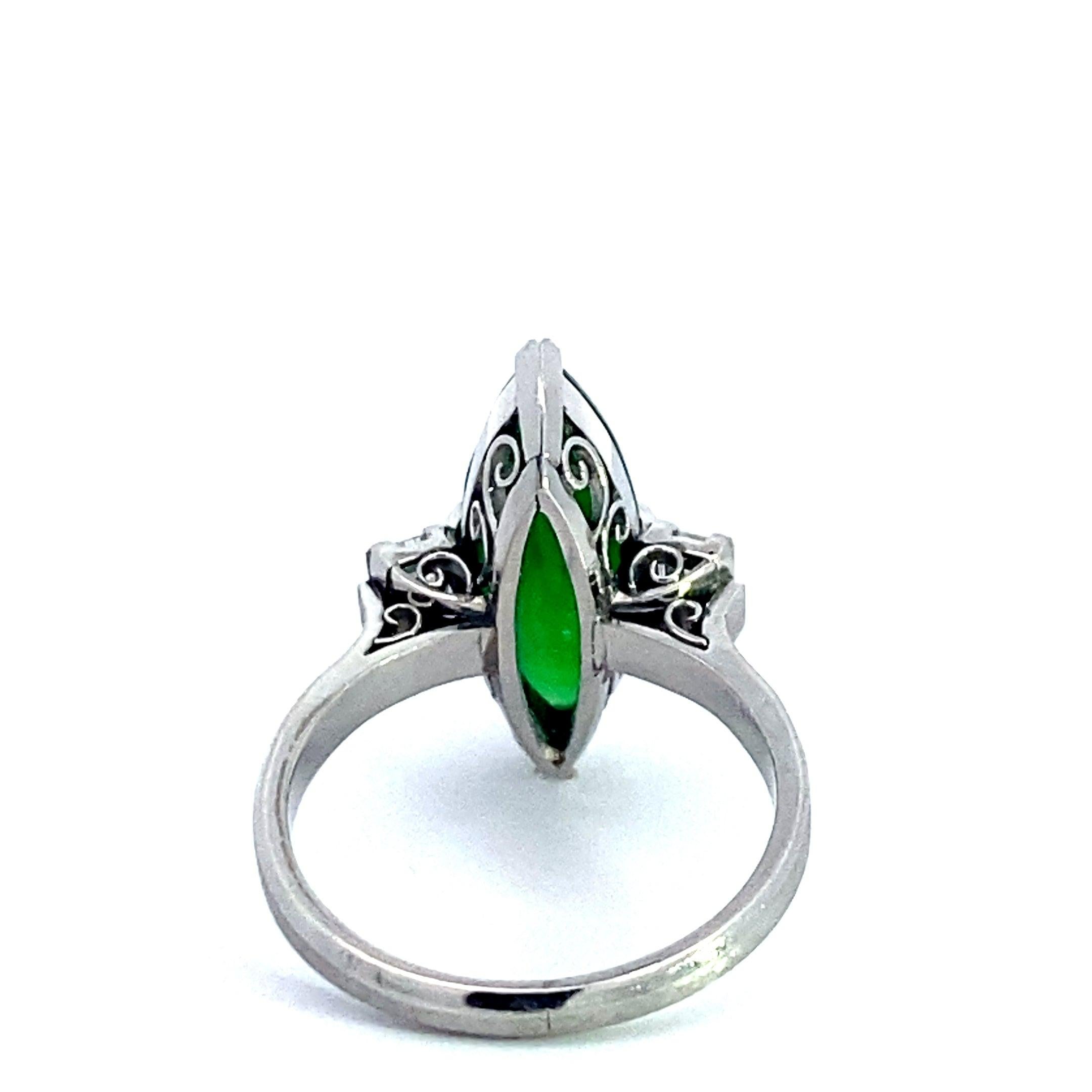 Taglio baguette Anello di giada e diamanti in platino da 18 x 6 mm 14199 in vendita
