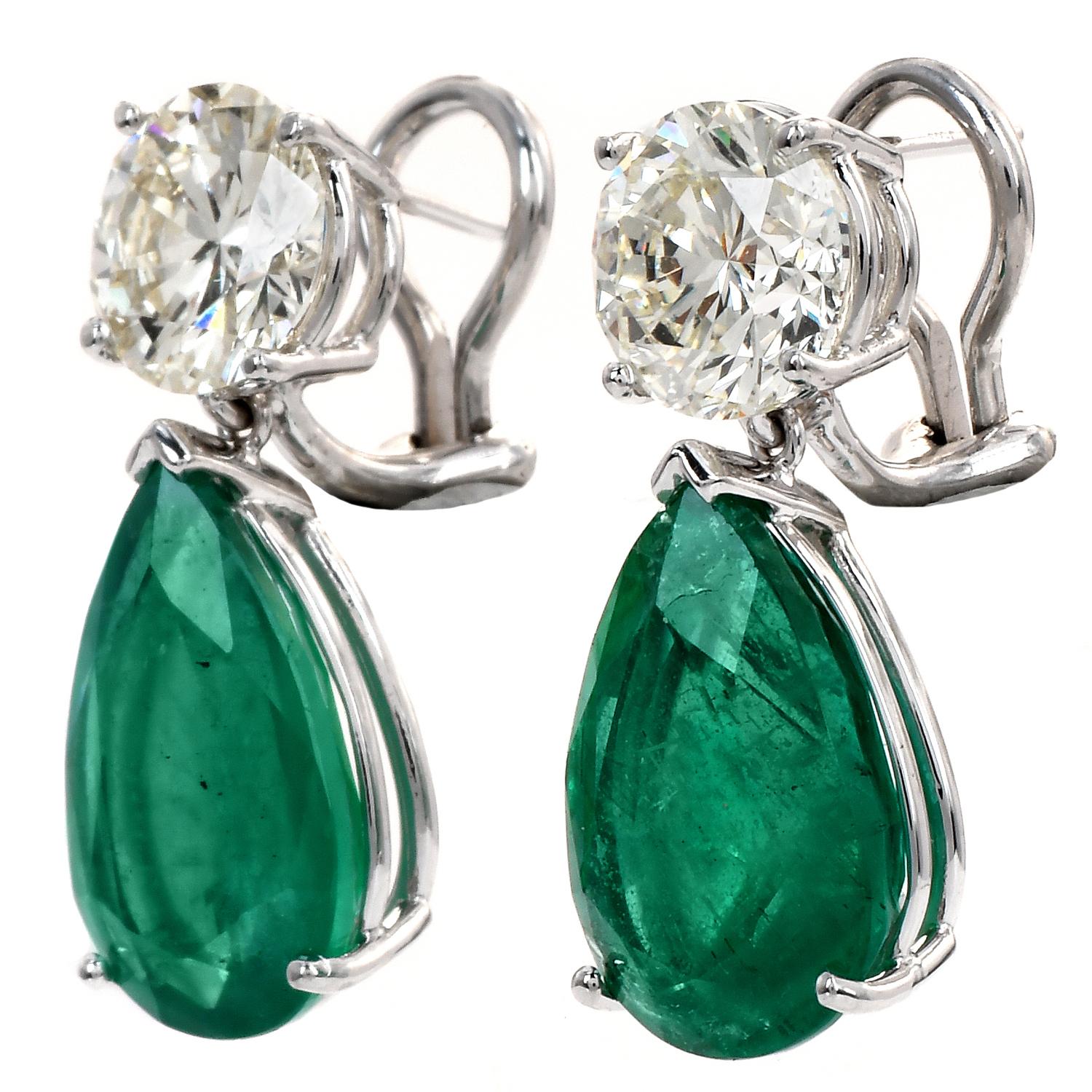 Pear Cut Estate 18.13 Carats Diamond & Emerald 18k White Gold Clip Dangle Drop Earrings For Sale