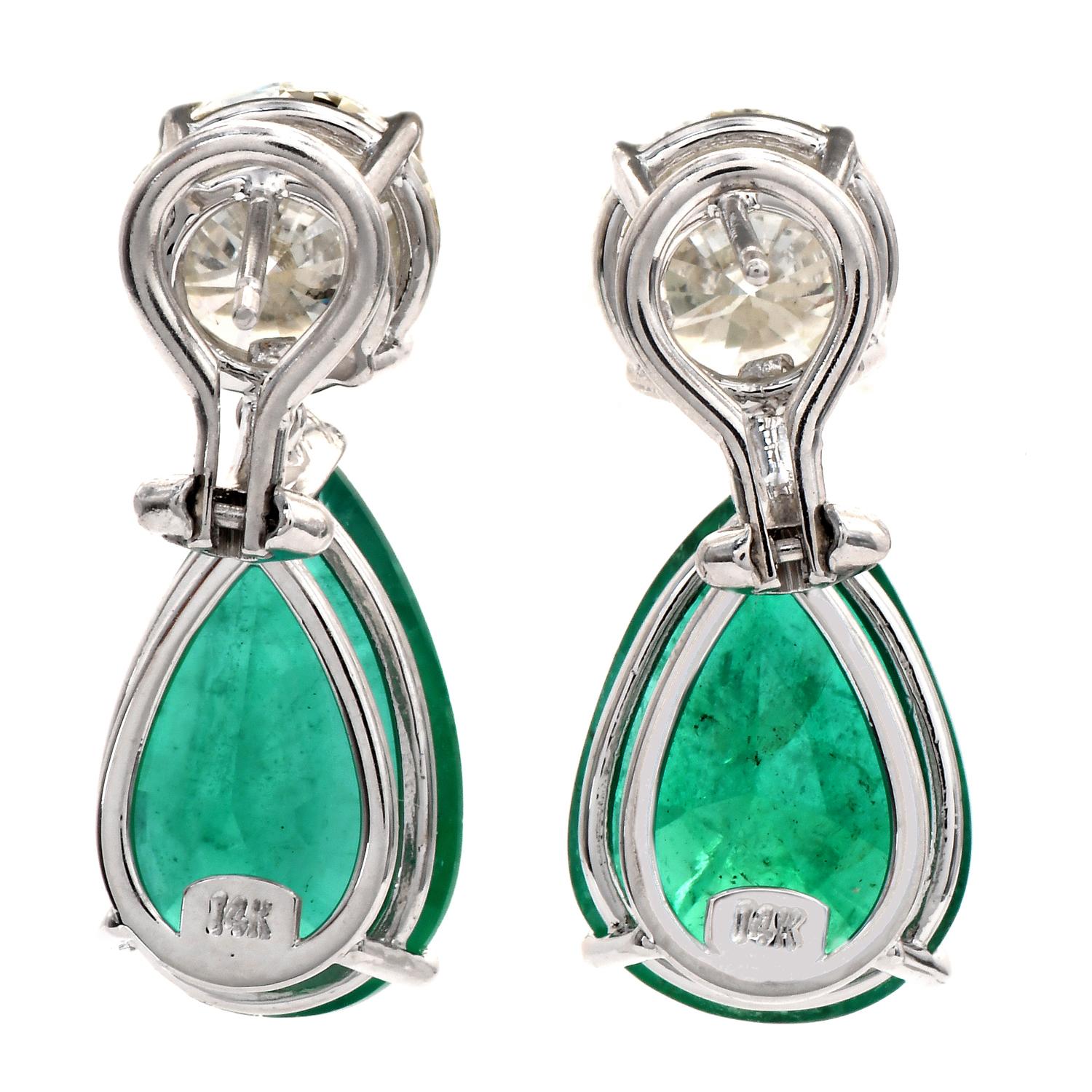 Estate 18.13cts Diamond & Emerald 18K White Gold Clip Dangle Drop Earrings Excellent état - En vente à Miami, FL