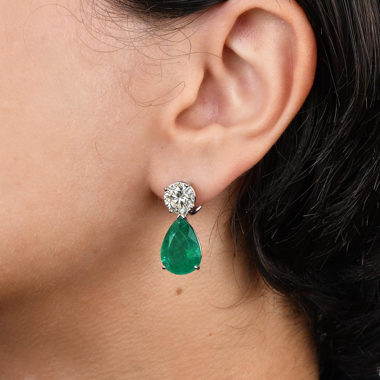 Women's Estate 18.13 Carats Diamond & Emerald 18k White Gold Clip Dangle Drop Earrings For Sale