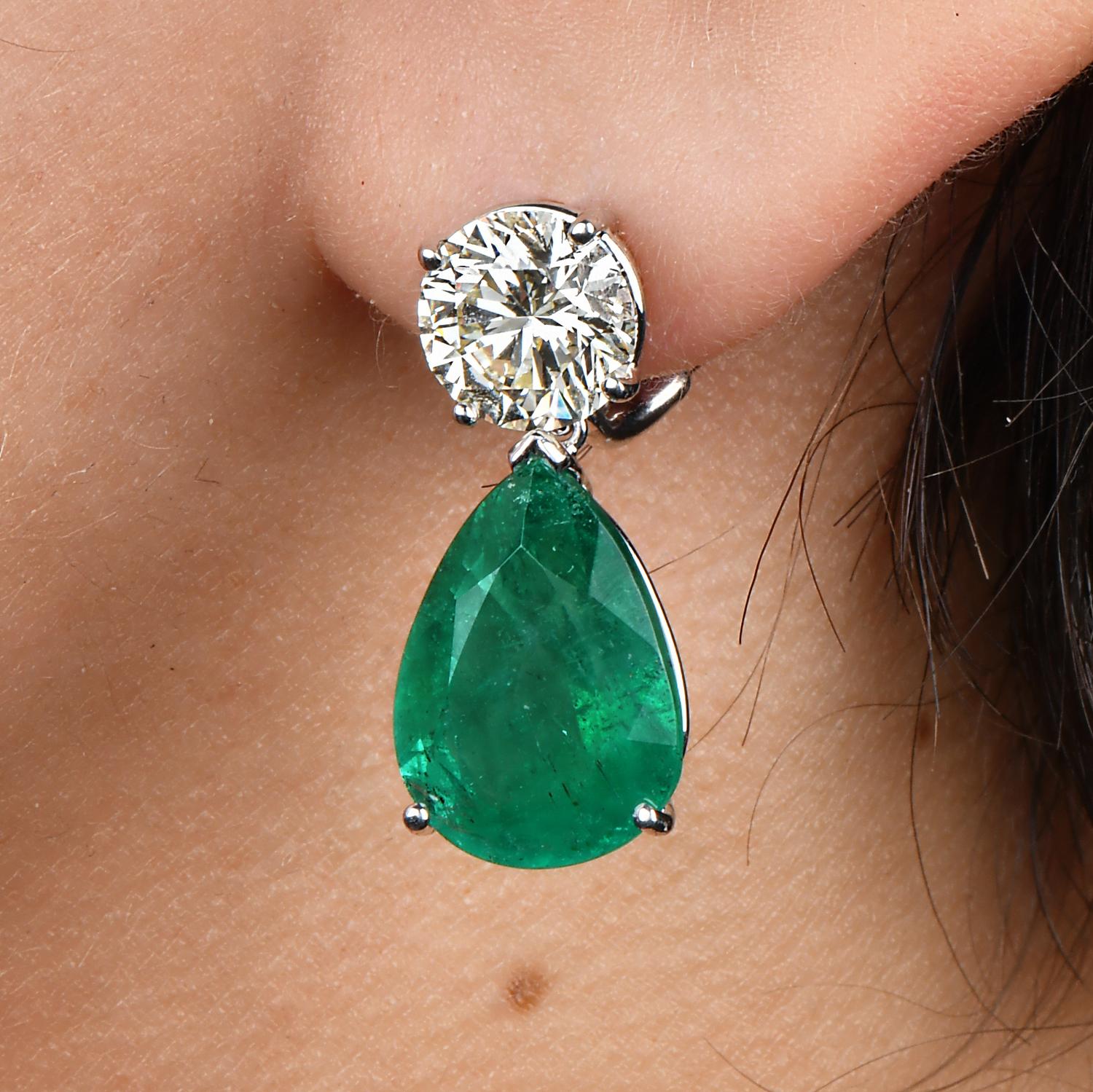 Estate 18.13 Carats Diamond & Emerald 18k White Gold Clip Dangle Drop Earrings For Sale 1