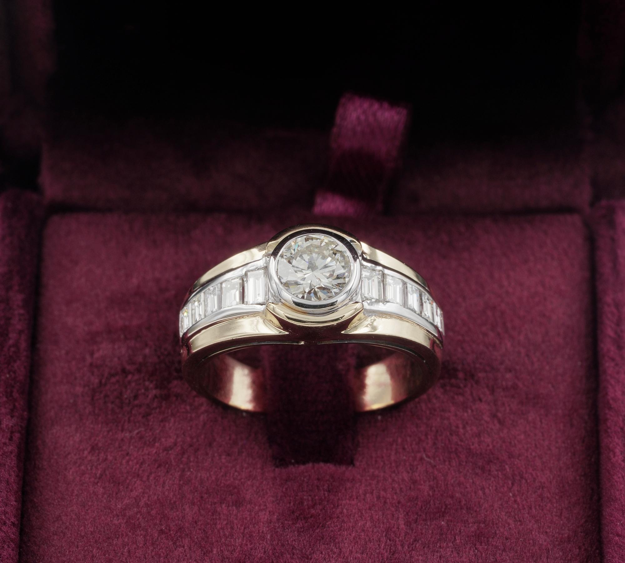 Cette bague en diamant de succession date de 1970 environ.
Superbement réalisé à la main en version bicolore 18 KT massif
Le bracelet est élégamment taillé avec un diamant principal au centre, serti entre deux canaux effilés qui brillent de mille