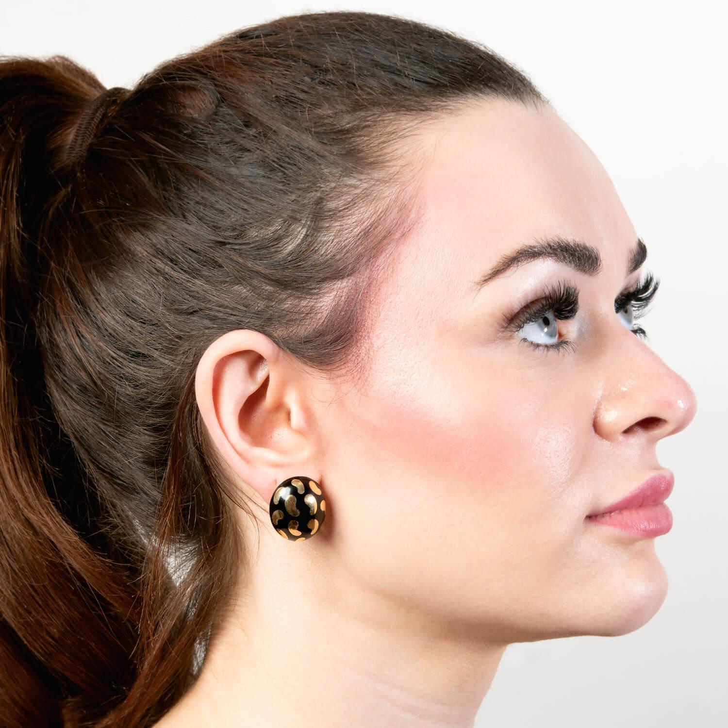 Estate 18k and Enamel Leopard Print Earrings In Good Condition For Sale In Narberth, PA
