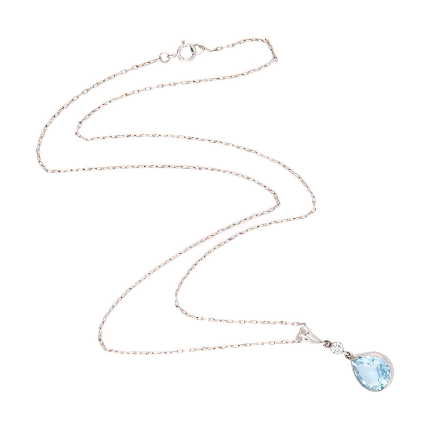 Una bellissima collana di acquamarina e diamanti! Realizzata in elegante oro bianco 18 carati, questa collana inizia con una sottile catena a cavo, che si chiude con un semplice anello a molla. La catena è accompagnata da un'estensione a goccia, che