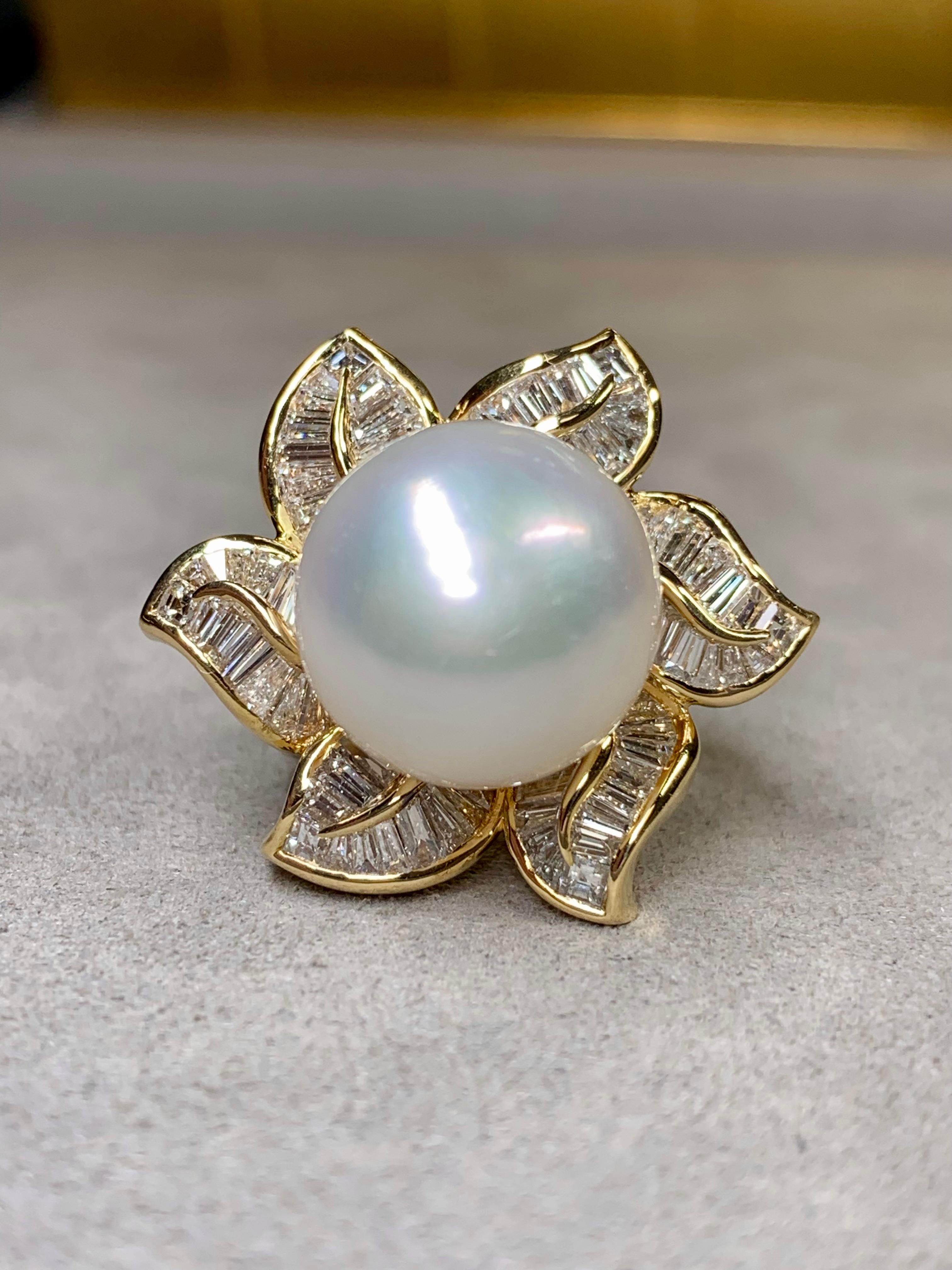 
An impressive cocktail ring done in 18k yellow gold and channel set with approximately 4.50ctw in H-I color Vs1-2 clarity square and tapered baguette diamonds. It is centered by a cream colored 14.75mm south sea pearl.


Dimensions/Weight:

Ring