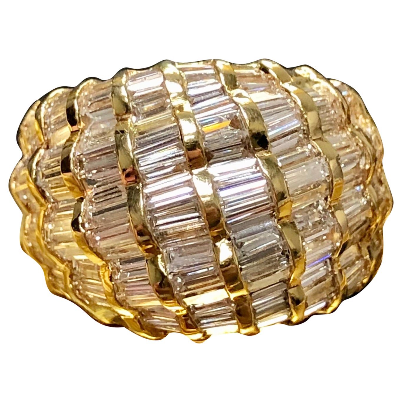 Bague cocktail à large anneau en diamant baguette 18 carats de 6 carats poids total, taille 7,75 en vente