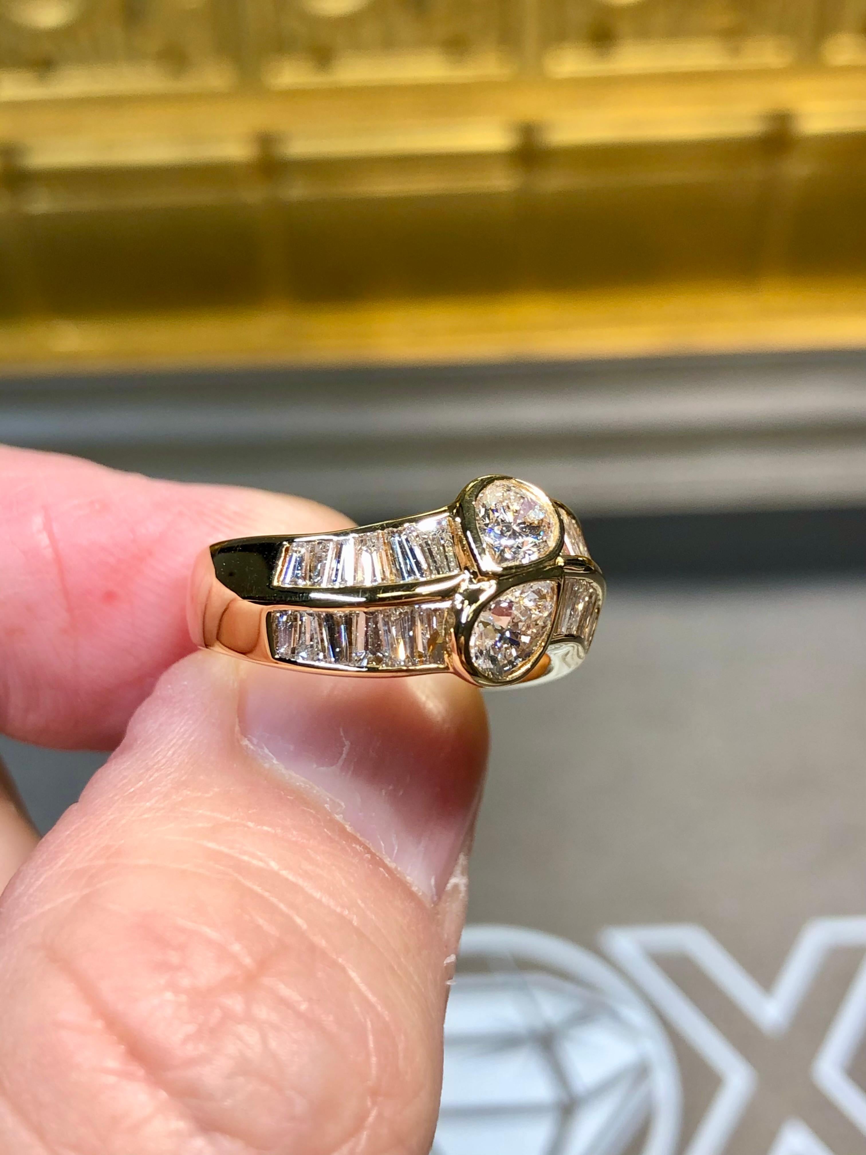 Un pezzo elegante e sobrio. È realizzato in oro giallo 18 carati e centrato da due diamanti opposti a forma di pera del peso di 1,30ctw (stampati) combinati in media con un colore H+I e una purezza Vs2-Si1. Accanto alla coppia centrale ci sono