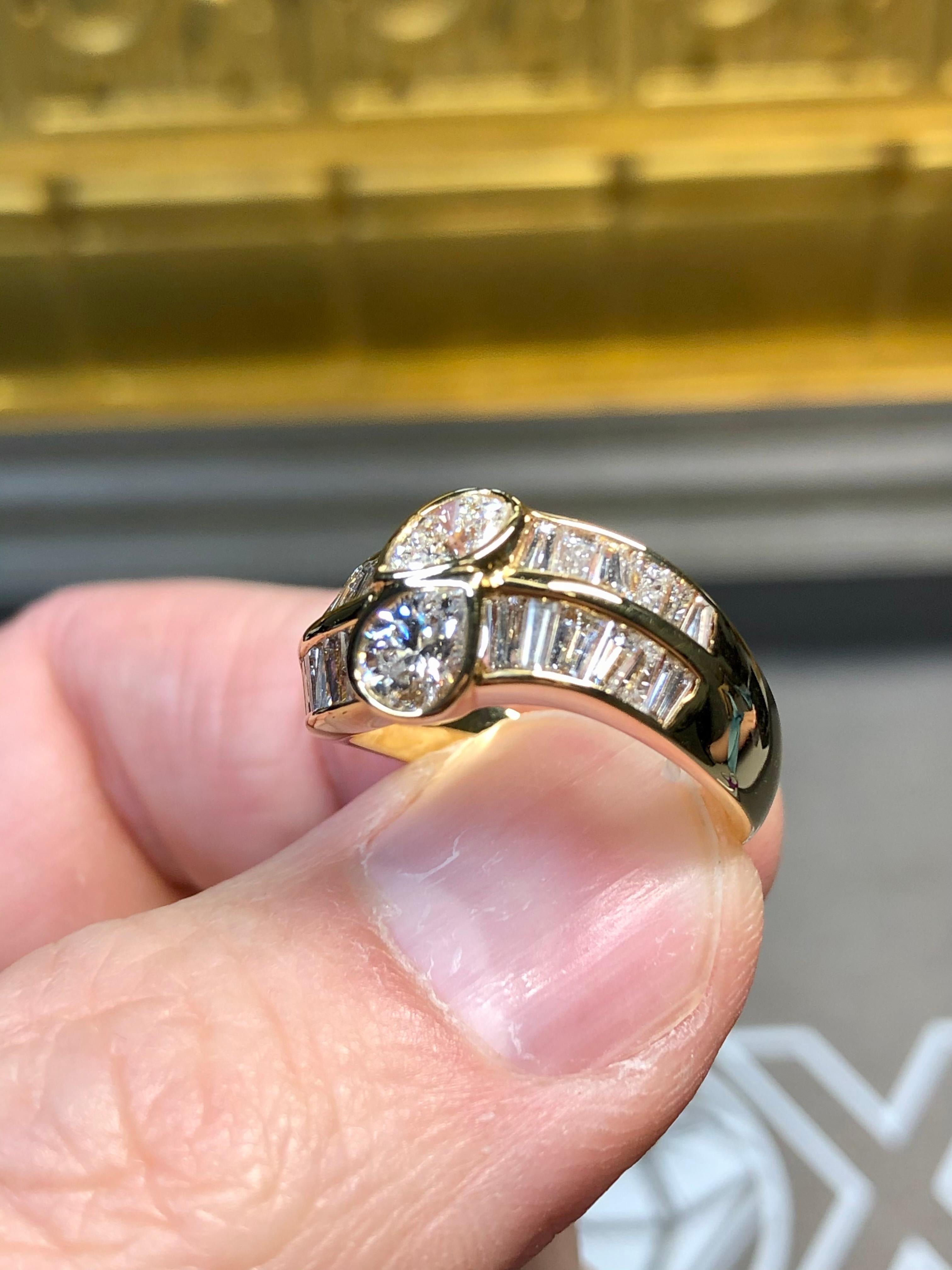 Taglio a goccia Tenuta 18K Baguette Pear Shape Diamond Cluster Bypass Ring 2.13ctw Sz 6.5 in vendita