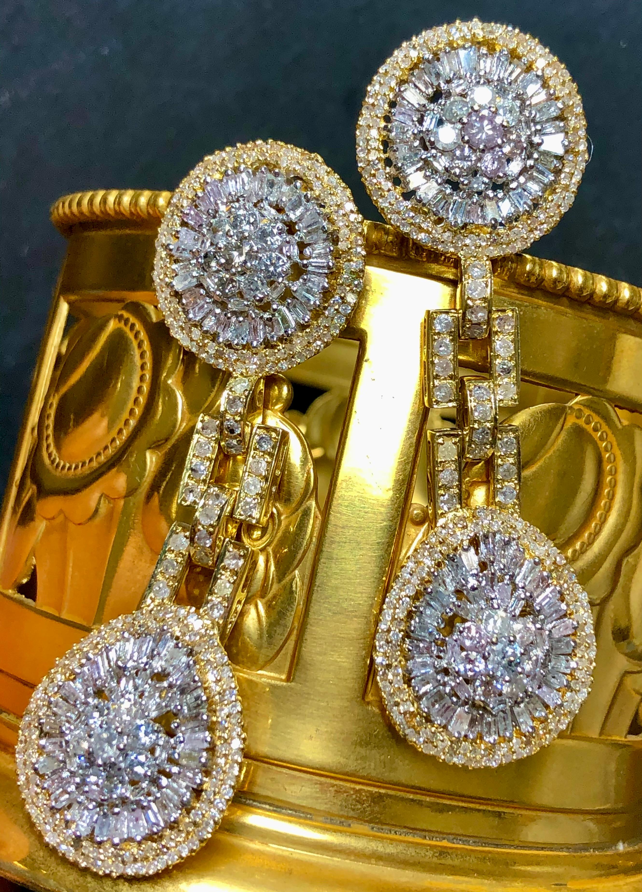 Pendientes realizados en oro amarillo y blanco de 18 quilates engastados con aproximadamente 9,30 ctw en diamantes redondos y baguette. Todas las piedras están muy incluidas con un poco de color, pero aún así se ven muy