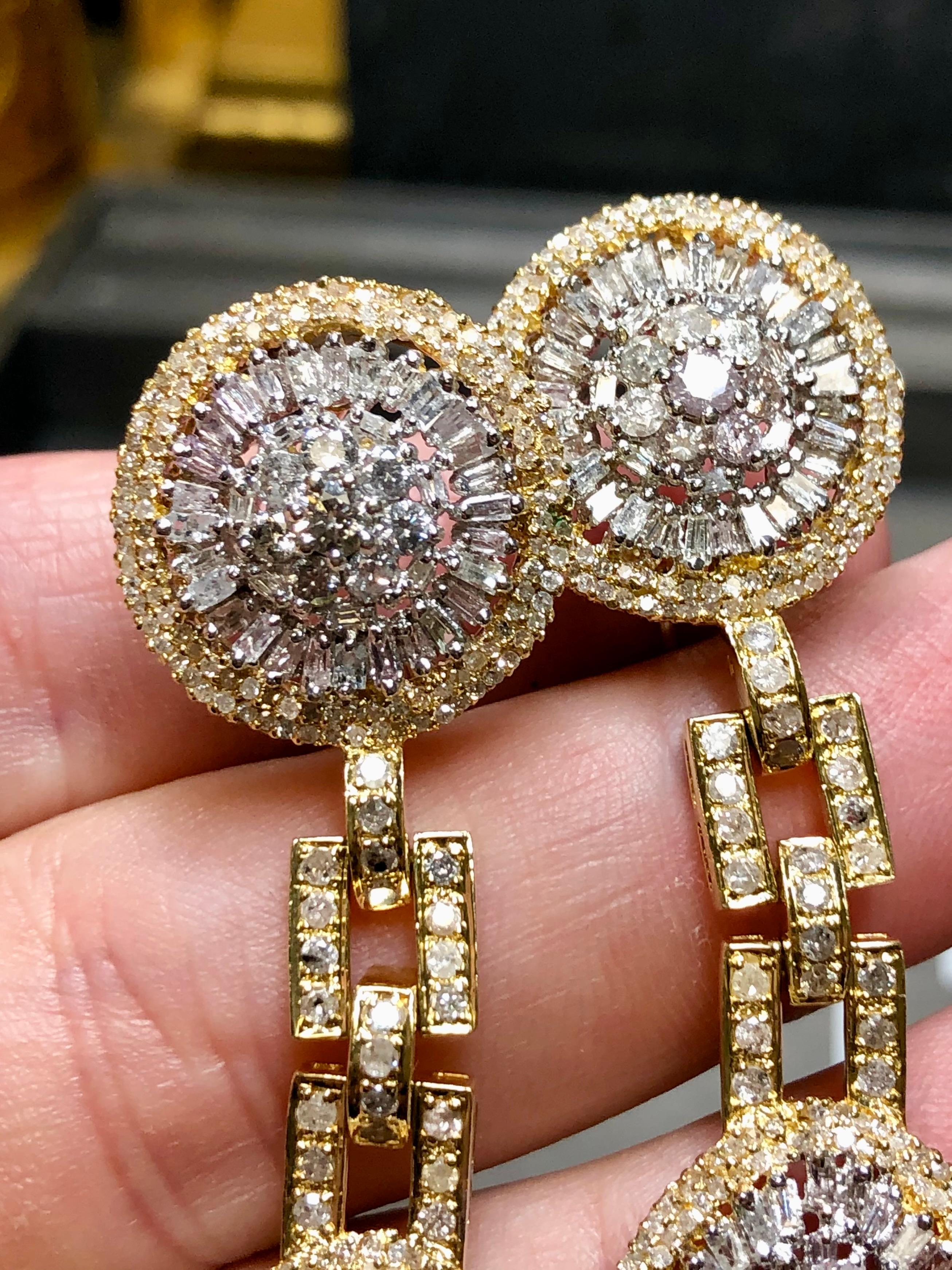 Pendientes Estate 18K Baguette Round Diamond Articulating Drop Omega Back 9.30cttw en Bueno estado para la venta en Winter Springs, FL