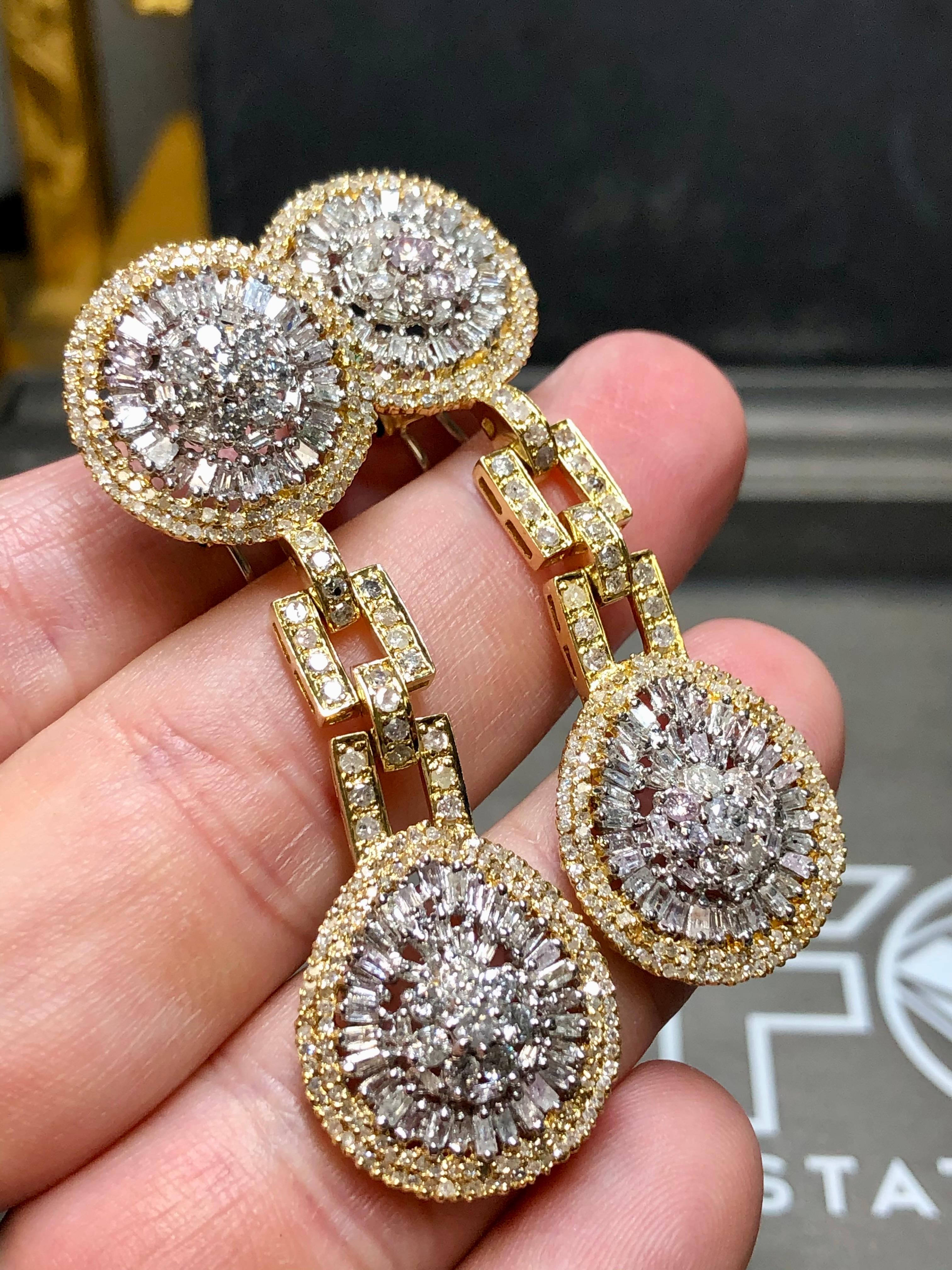 Femenino o masculino Pendientes Estate 18K Baguette Round Diamond Articulating Drop Omega Back 9.30cttw en venta