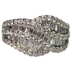 Anello cocktail con diamanti tondi e baguette intrecciati Estate 18K 2,90ctw G Vs