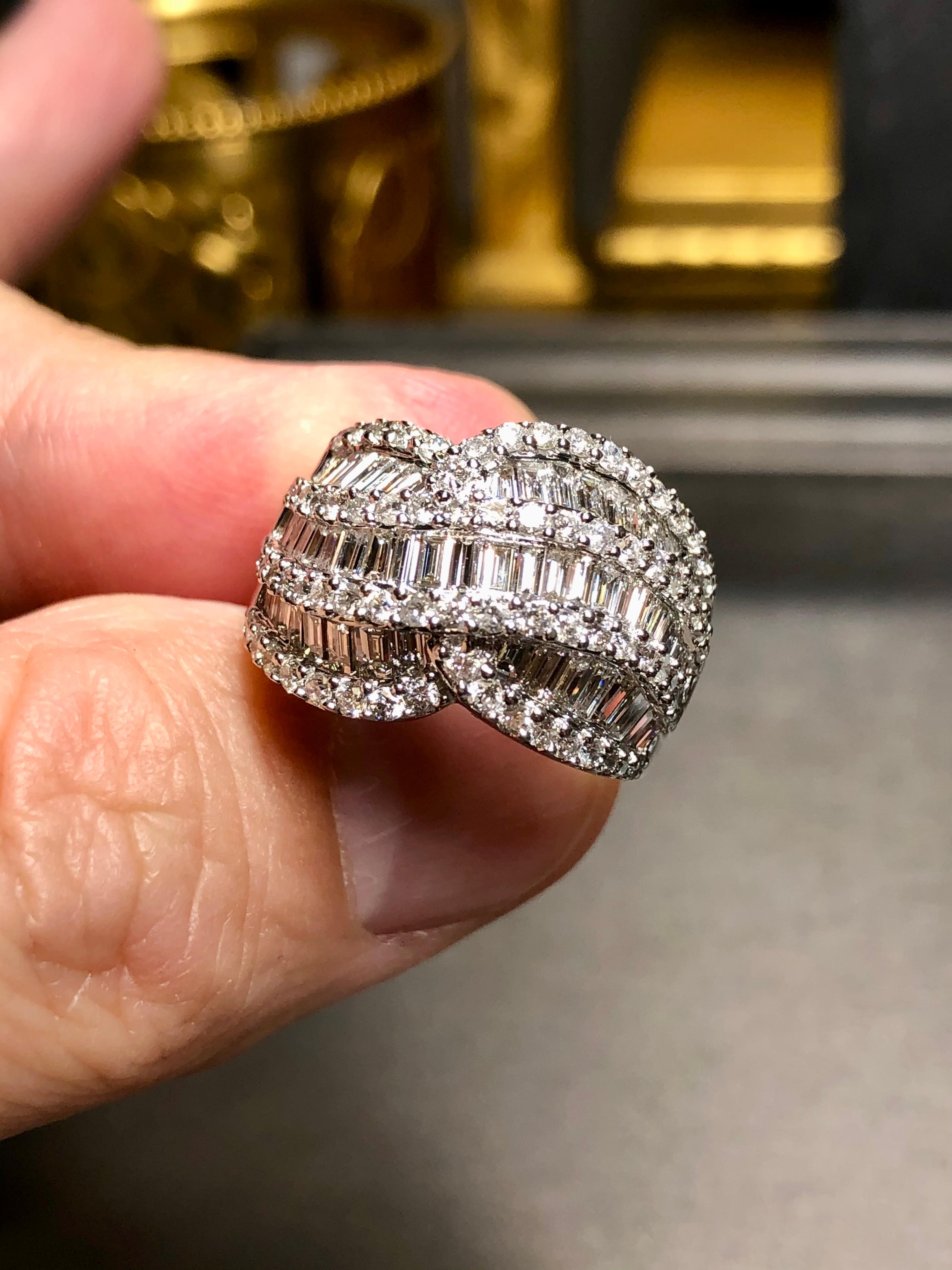 Bague cocktail large à sections baguettes rondes de 4,50 carats poids total, 18 carats, taille 8 en vente 4