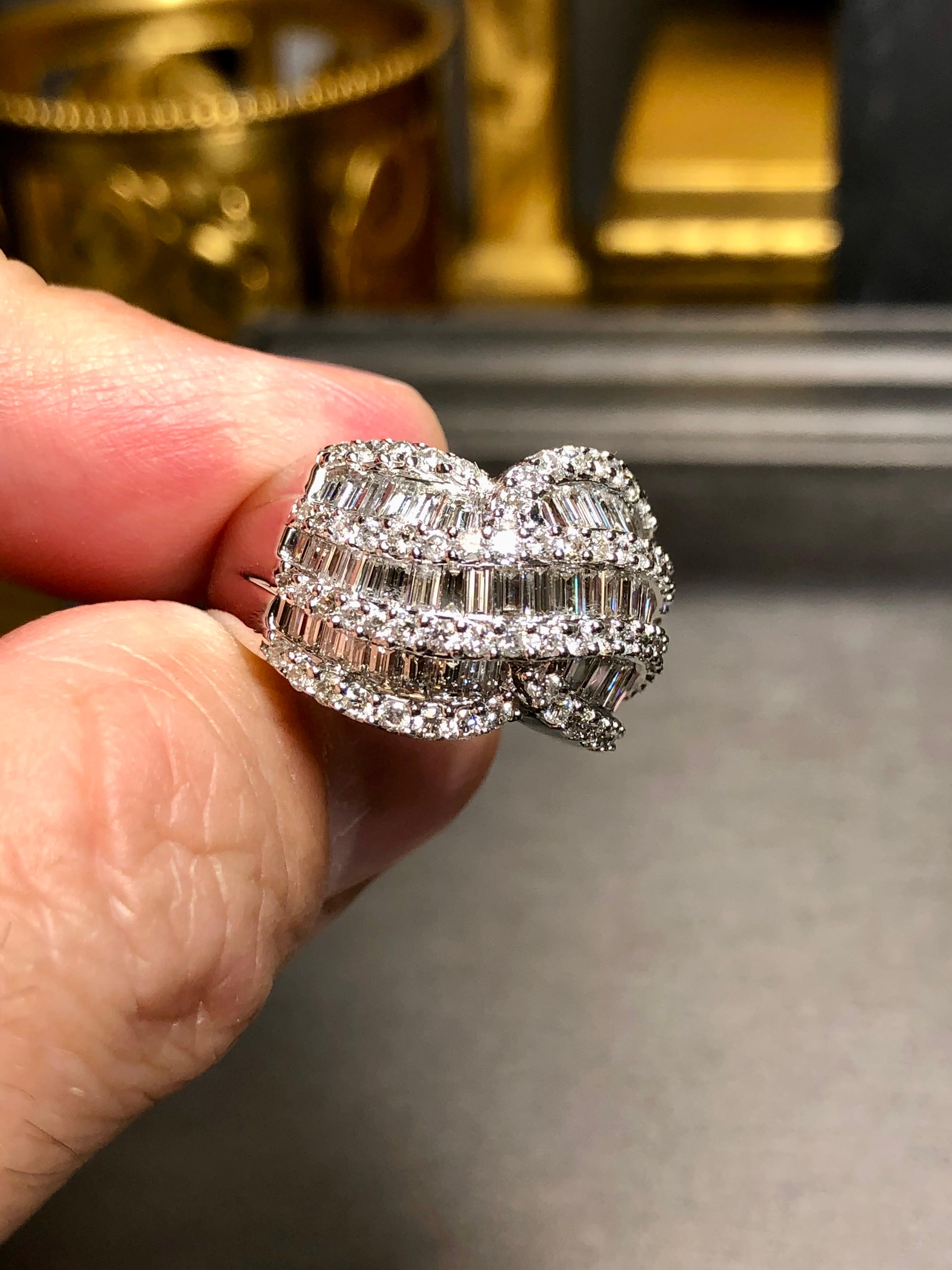 Bague cocktail large à sections baguettes rondes de 4,50 carats poids total, 18 carats, taille 8 en vente 5