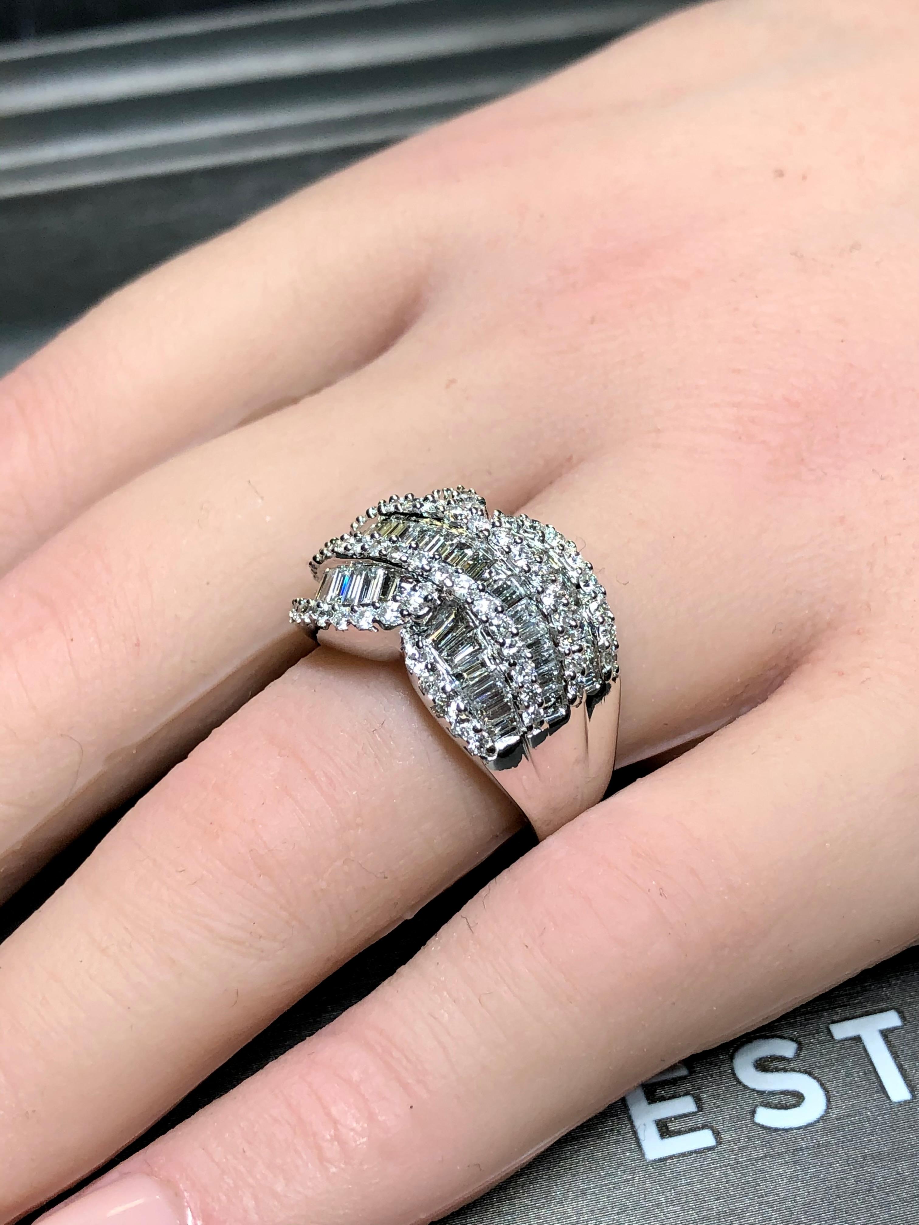 Bague cocktail large à sections baguettes rondes de 4,50 carats poids total, 18 carats, taille 8 en vente 6