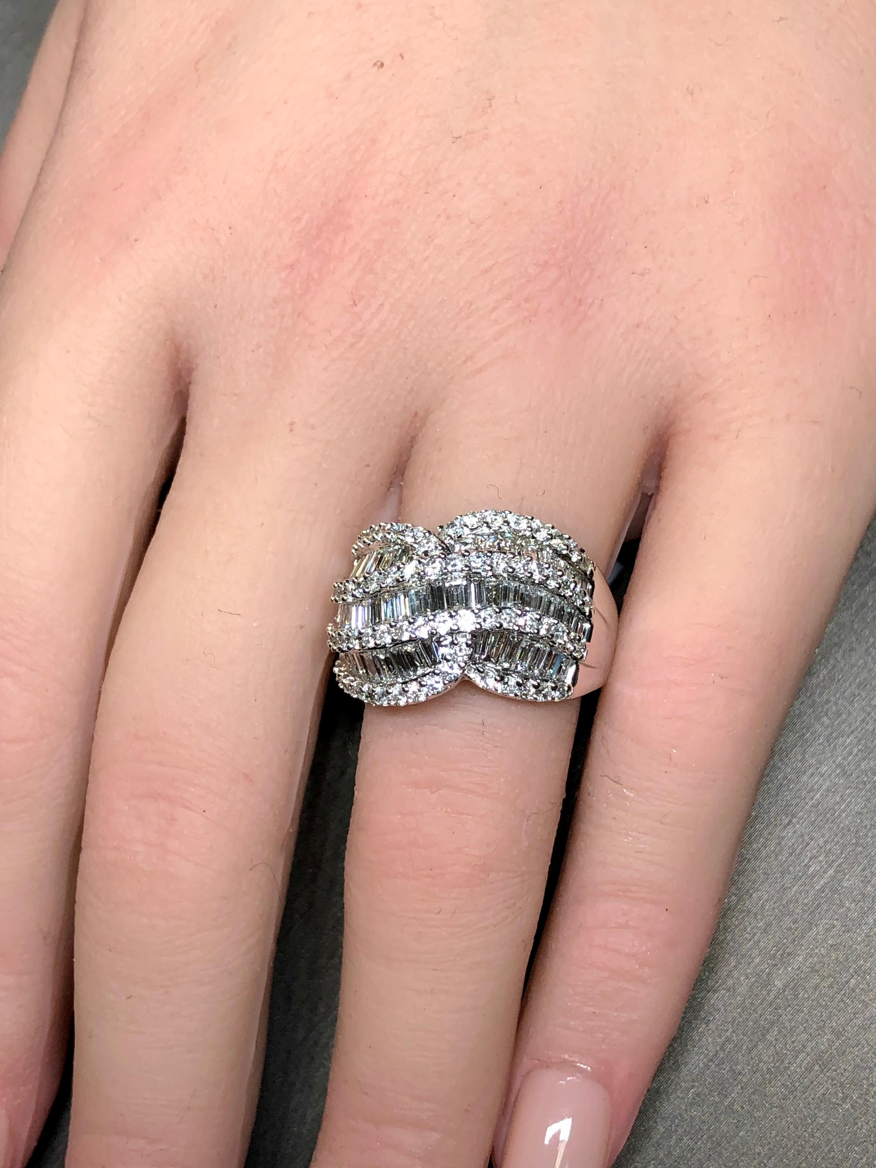 Bague cocktail large à sections baguettes rondes de 4,50 carats poids total, 18 carats, taille 8 en vente 7
