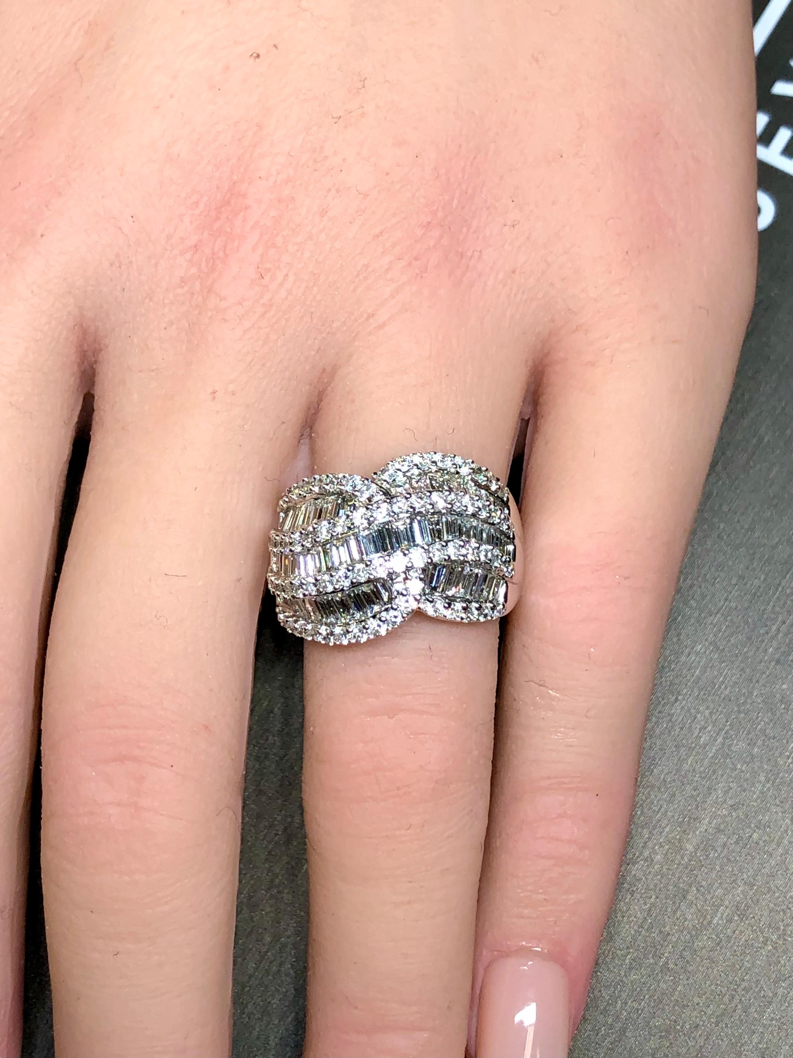 Bague cocktail large à sections baguettes rondes de 4,50 carats poids total, 18 carats, taille 8 en vente 8