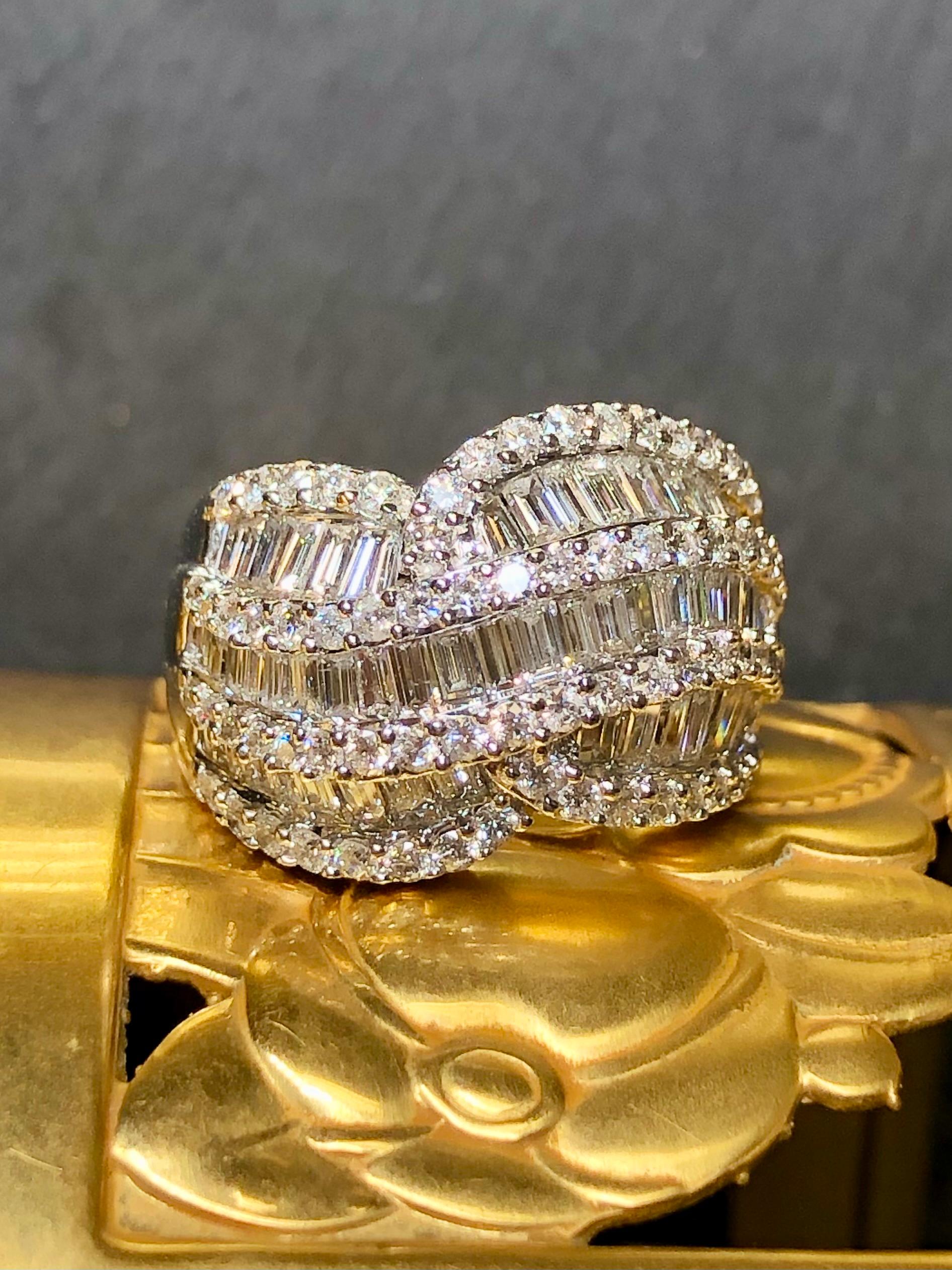 Une pièce absolument scintillante qui satisfera certainement le désir de chacun de posséder la bague de cocktail parfaite à porter au quotidien. Il a été réalisé en or blanc 18 carats et serti d'environ 4,50 pce de diamants baguettes et ronds (si1)