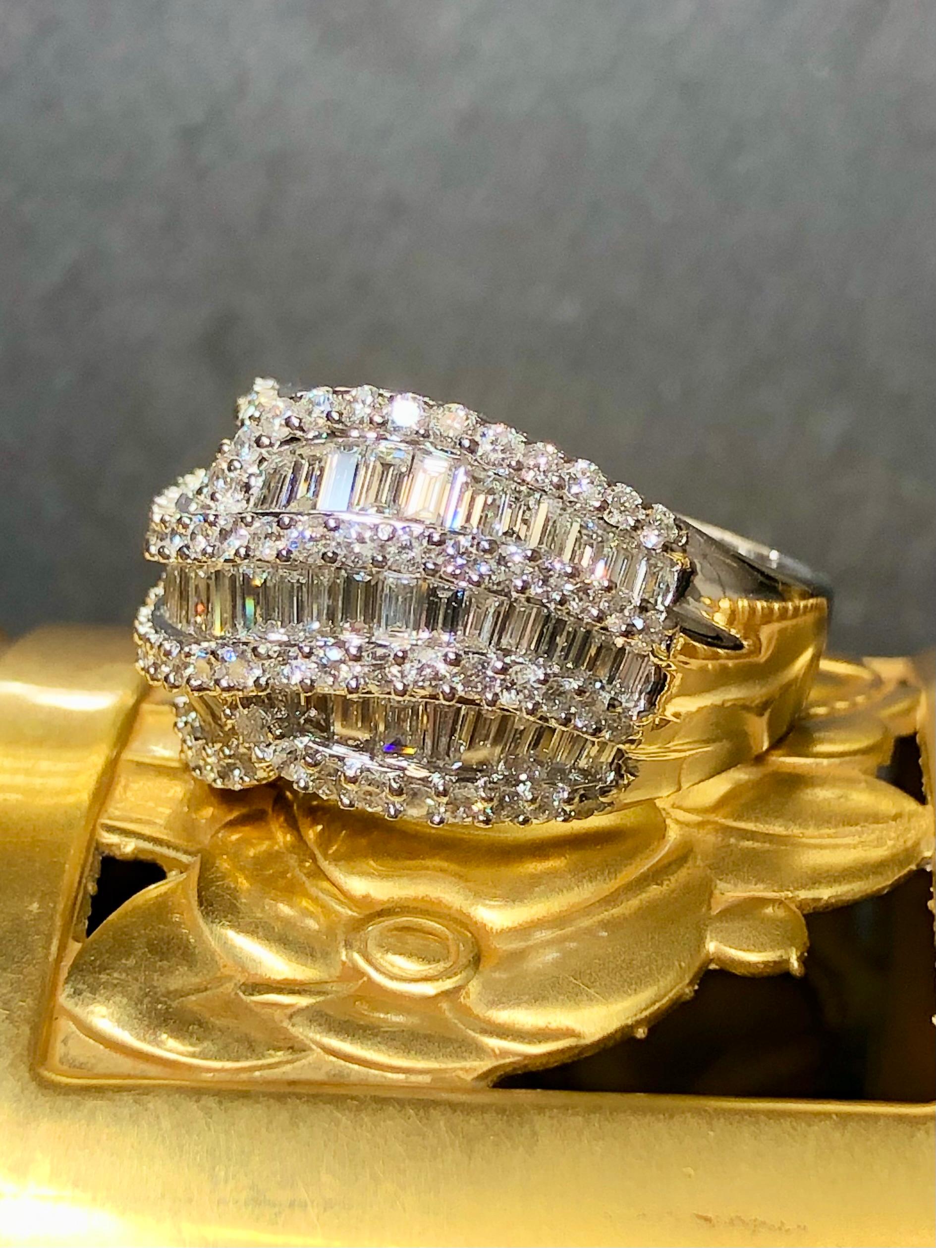 Contemporain Bague cocktail large à sections baguettes rondes de 4,50 carats poids total, 18 carats, taille 8 en vente